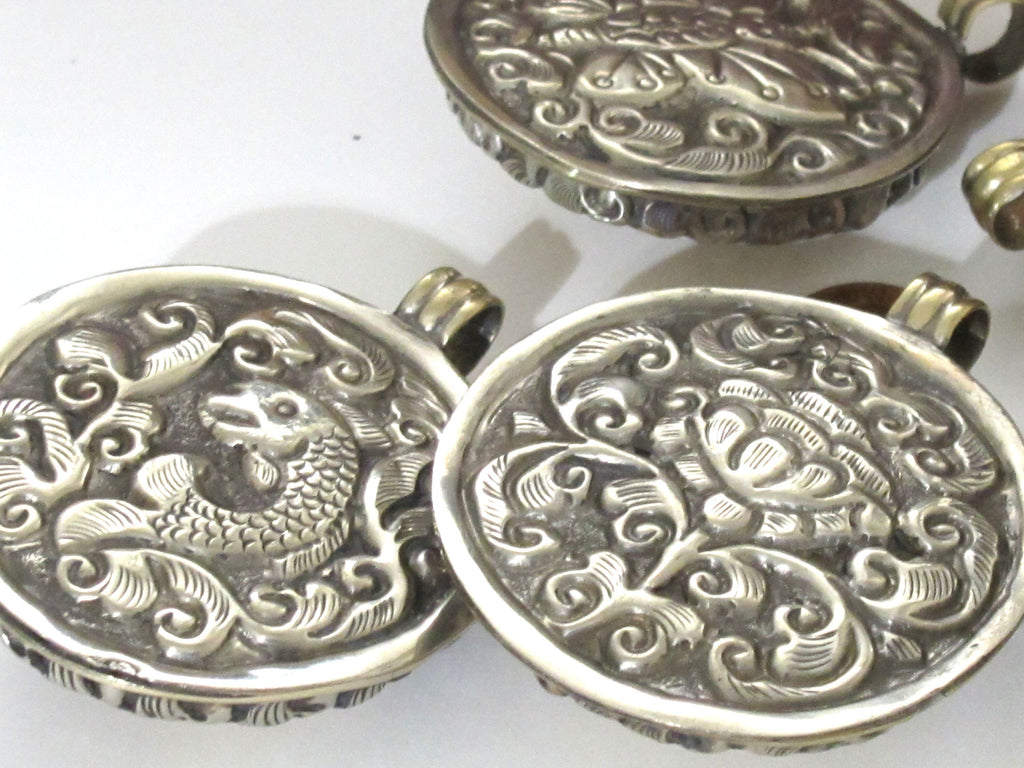 1 pendant - Large Ethnic Tibetan Nepal antiqued silver finish naga conch shell pendant with flower design - PM547G