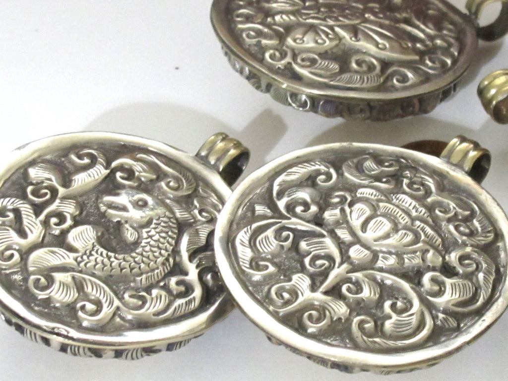 1 pendant - Large Ethnic Tibetan Nepal antiqued silver finish naga conch shell pendant with flower design - PM547C