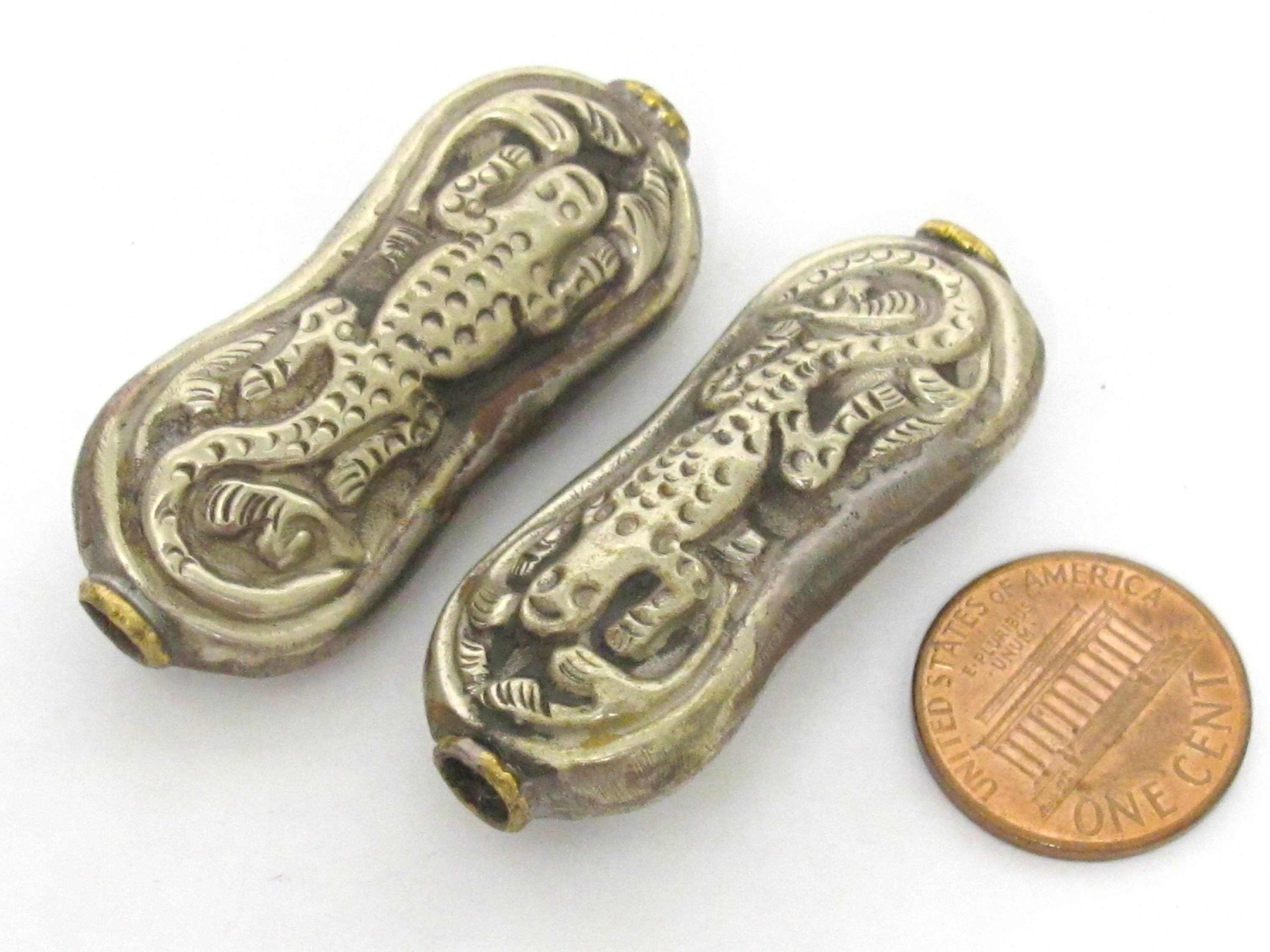 1 bead - Tibetan Beads Nepal beads Large reversible antiqued silver finish bead Nepal with carved lizard gecko animal design - BD184Ks