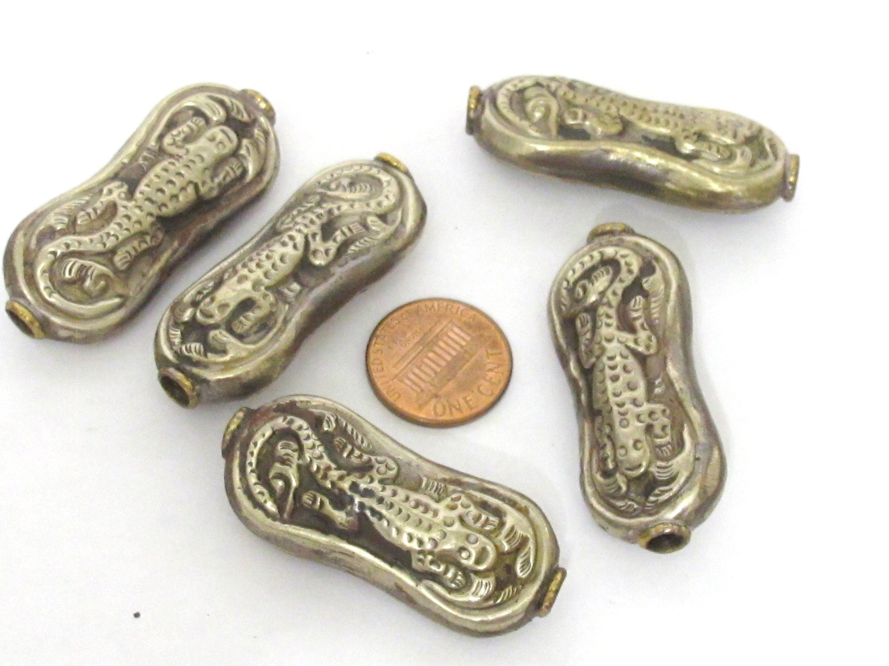 1 bead - Tibetan Beads Nepal beads Large reversible antiqued silver finish bead Nepal with carved lizard gecko animal design - BD184Ks