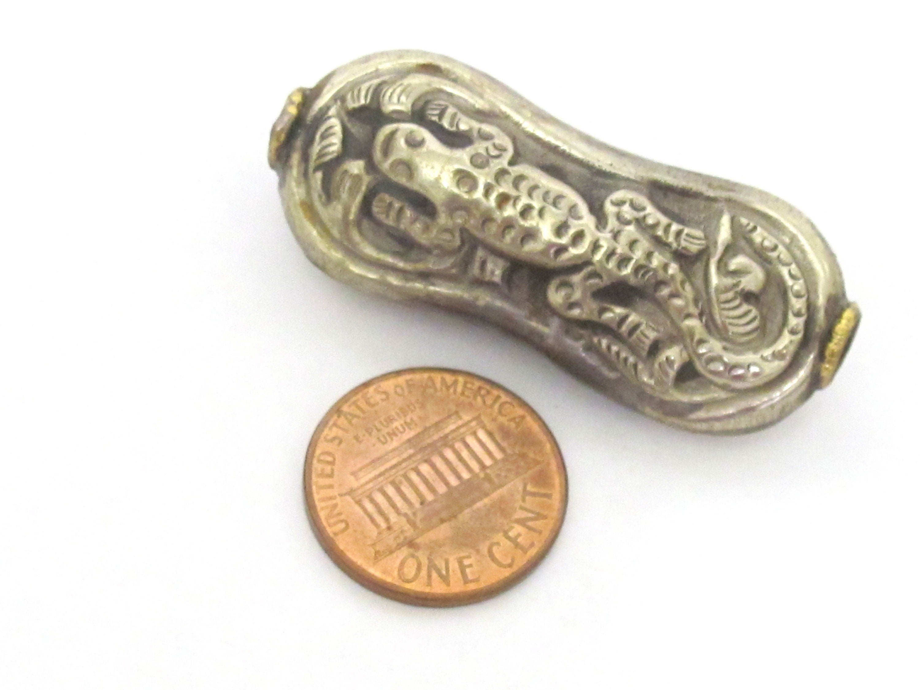 1 bead - Tibetan Beads Nepal beads Large reversible antiqued silver finish bead Nepal with carved lizard gecko animal design - BD184Ks