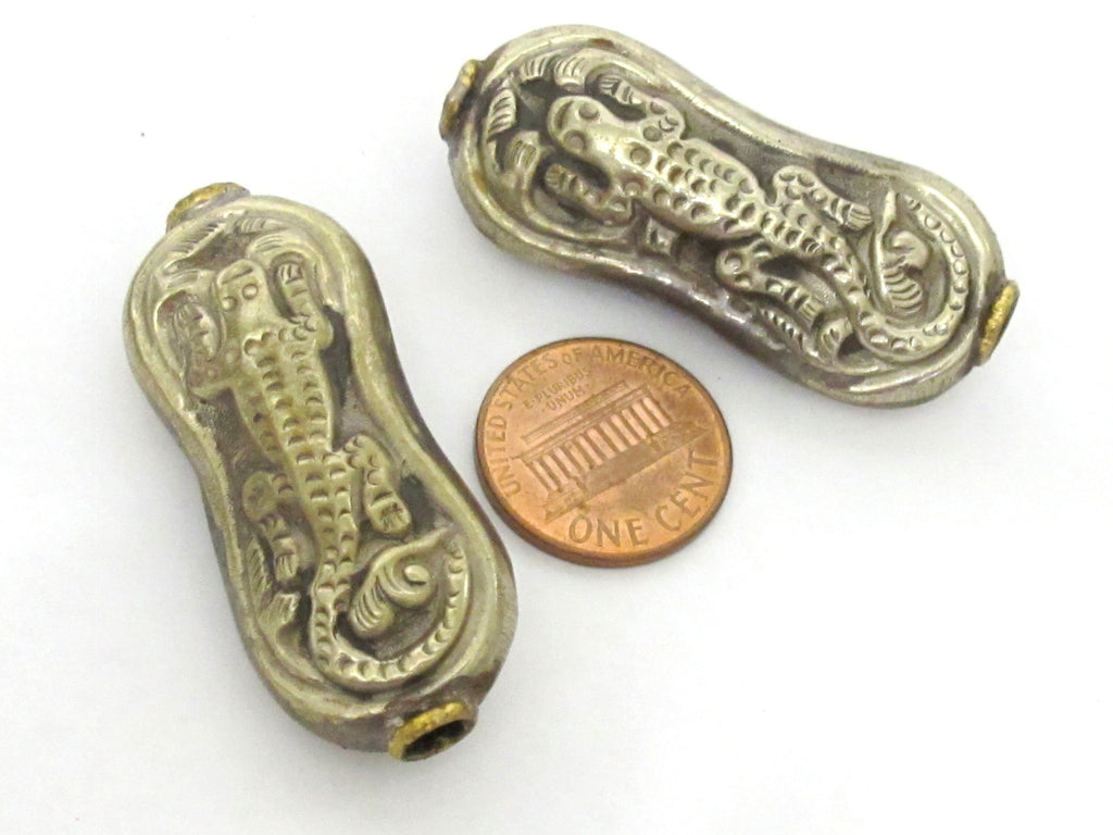 1 bead - Tibetan Beads Nepal beads Large reversible antiqued silver finish bead Nepal with carved lizard gecko animal design - BD184Ks
