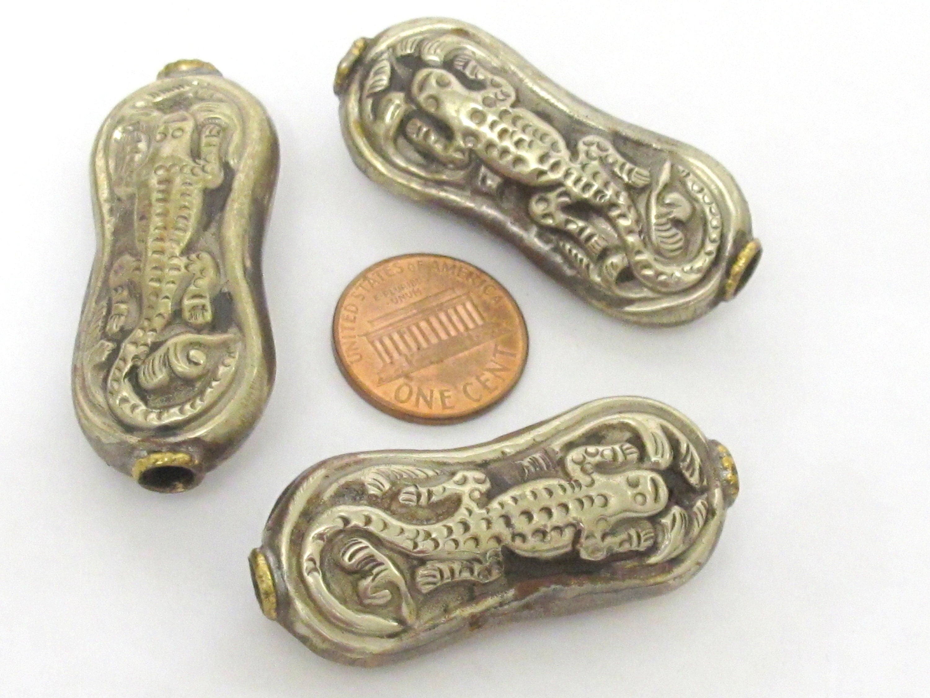 1 bead - Tibetan Beads Nepal beads Large reversible antiqued silver finish bead Nepal with carved lizard gecko animal design - BD184Ks