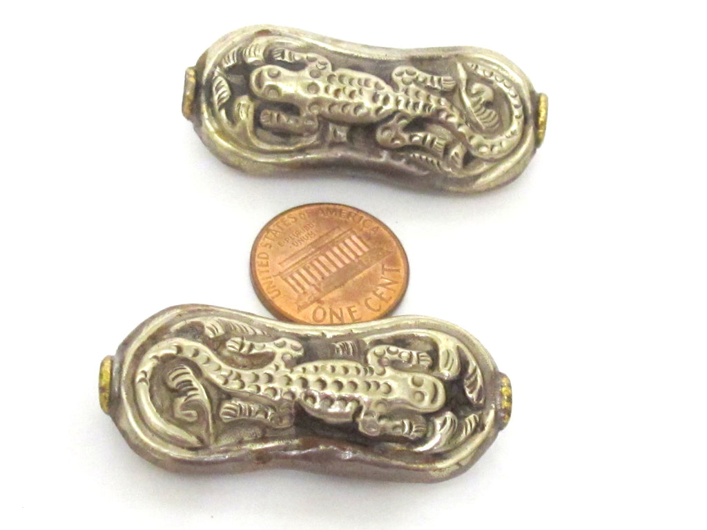 1 bead - Tibetan Beads Nepal beads Large reversible antiqued silver finish bead Nepal with carved lizard gecko animal design - BD184Ks