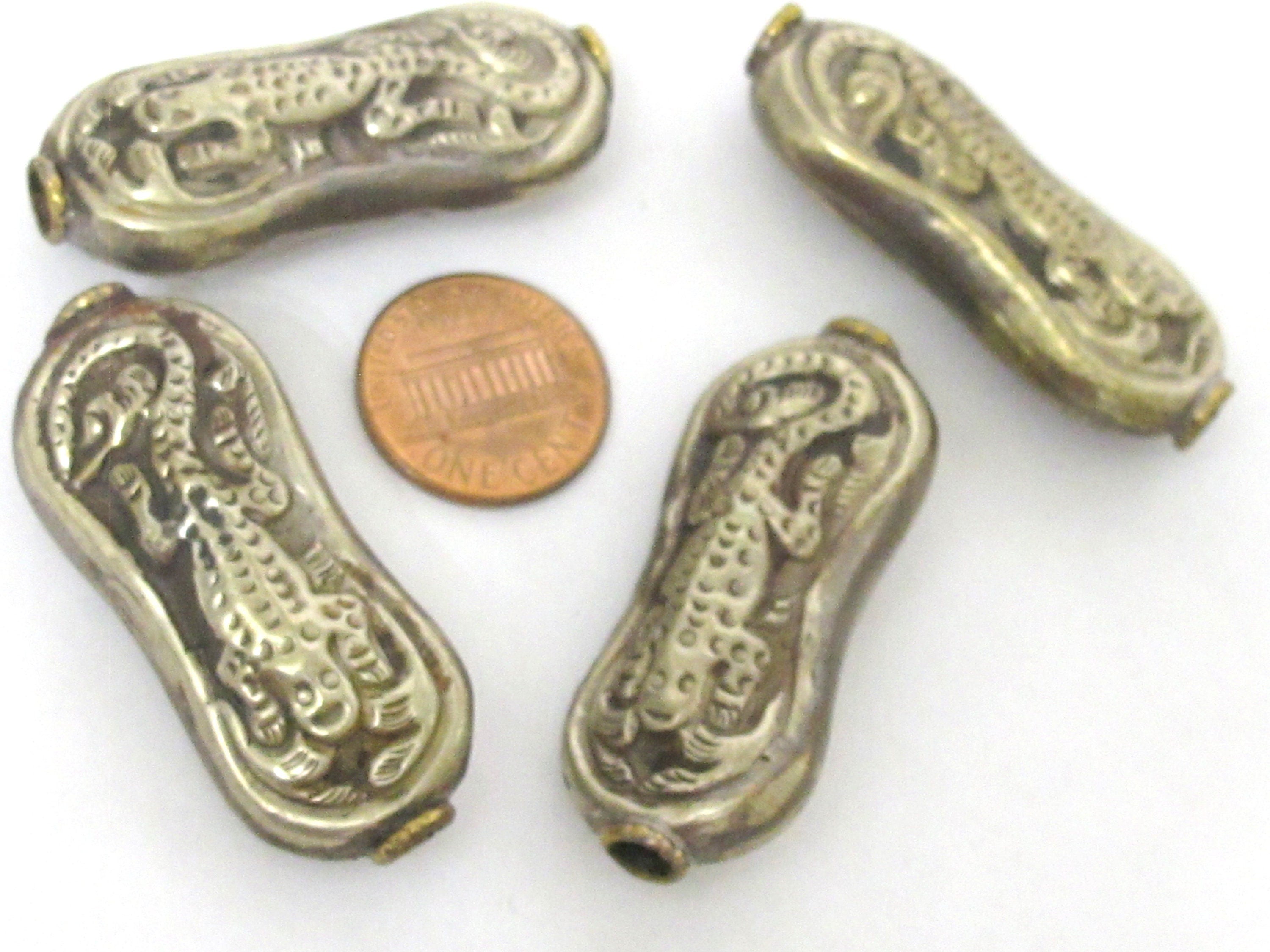 1 bead - Tibetan Beads Nepal beads Large reversible antiqued silver finish bead Nepal with carved lizard gecko animal design - BD184Ks