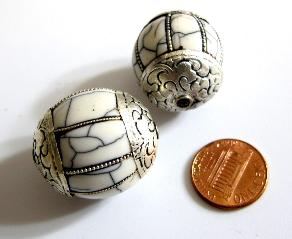 1 Bead - Tibetan bead white cream color crackle resin silver color capped floral design bead Nepal beads big bold size - BD452