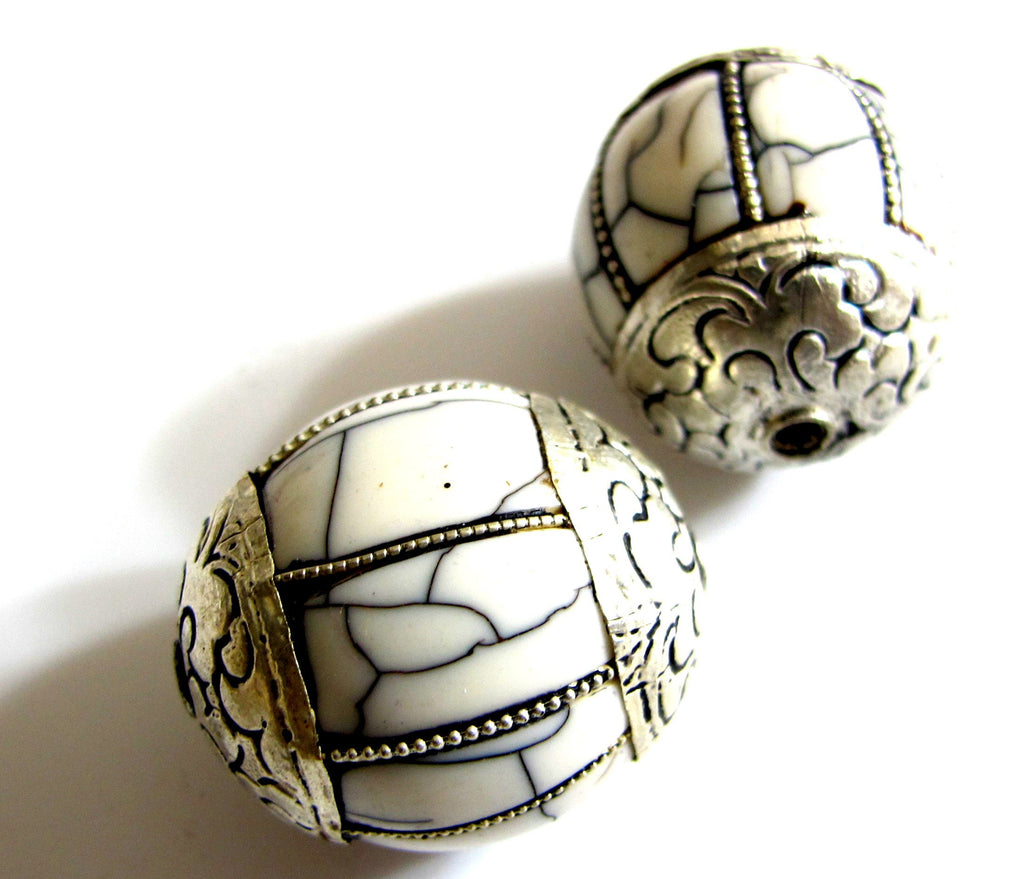 8 Beads - Tibetan bead white cream color crackle resin silver color capped floral design bead Nepal beads big bold size - BD452
