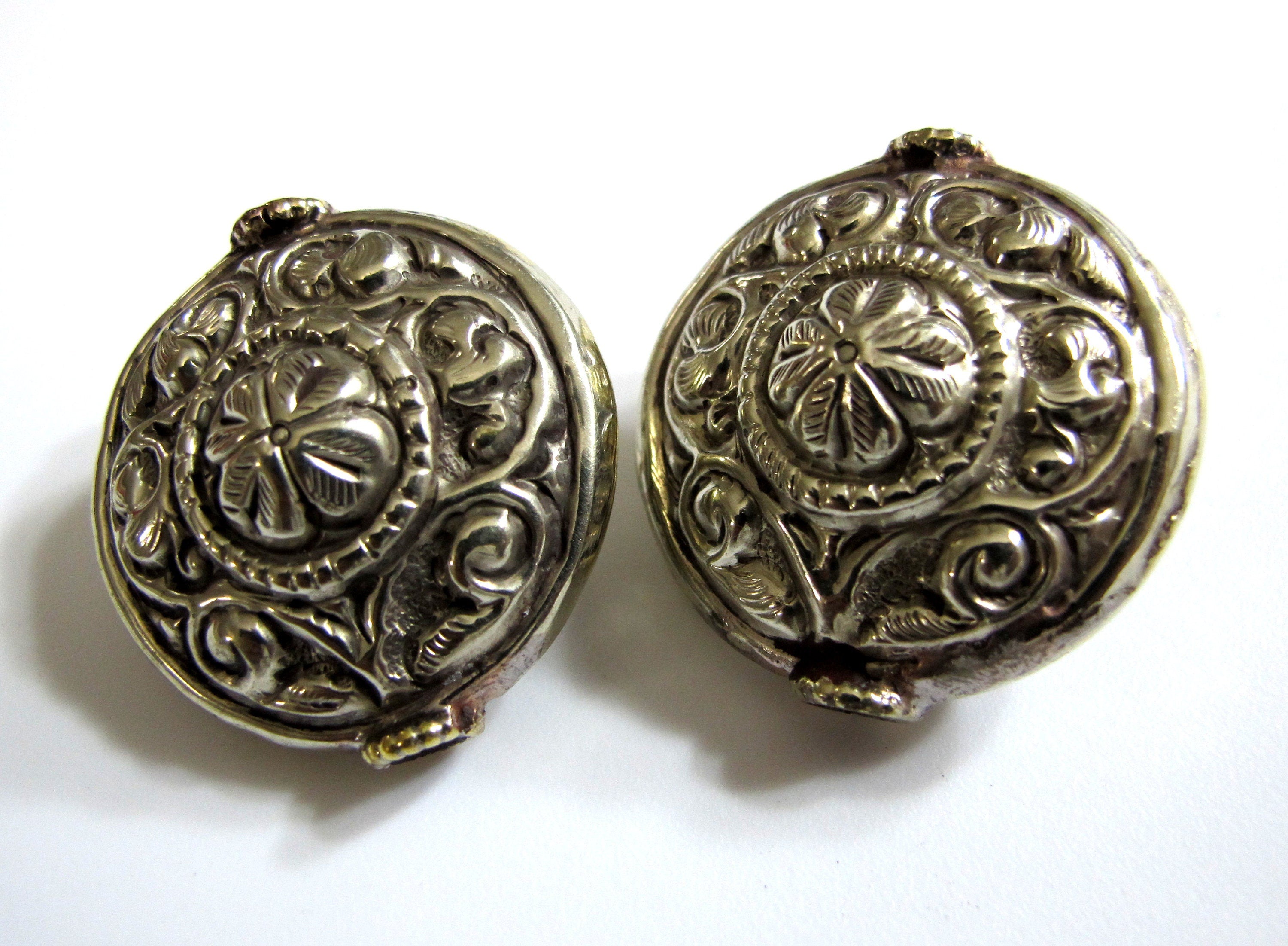 1 Bead - Large size Tibetan antiqued silver color finish repousse flower design focal bead wheel shape bead tibetan beads nepal- BD170