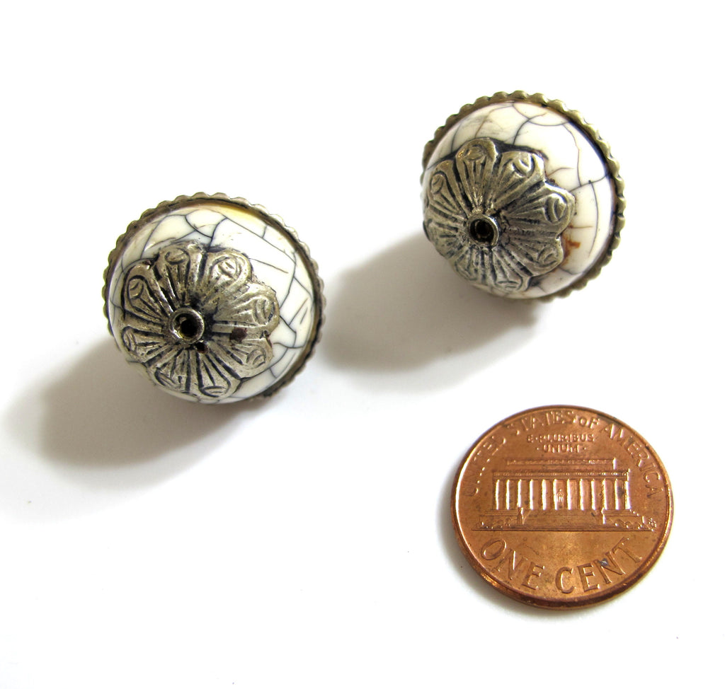 1 Bead - Tibetan bead white cream color crackle resin silver color capped floral design bead Nepal beads Tibetan beads - BD189