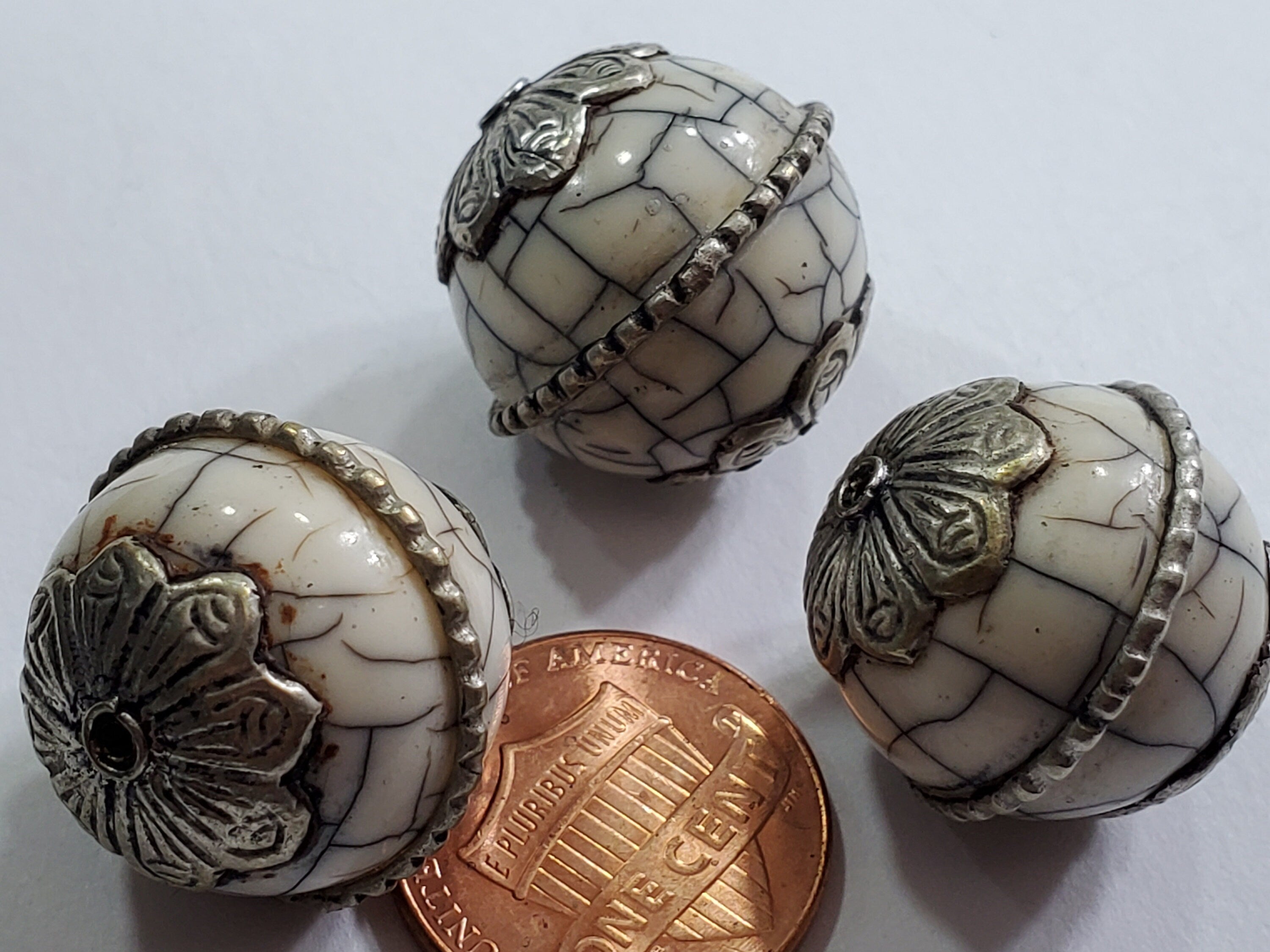 1 Bead - Tibetan bead white cream color crackle resin silver color capped floral design bead Nepal beads Tibetan beads - BD189
