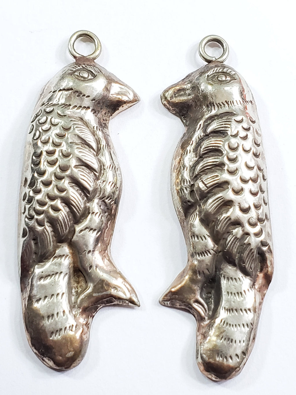 2 pieces 1 pair - Ethnic Tibetan antiqued silver finish lightweight bird shape charm pendants - PM621A