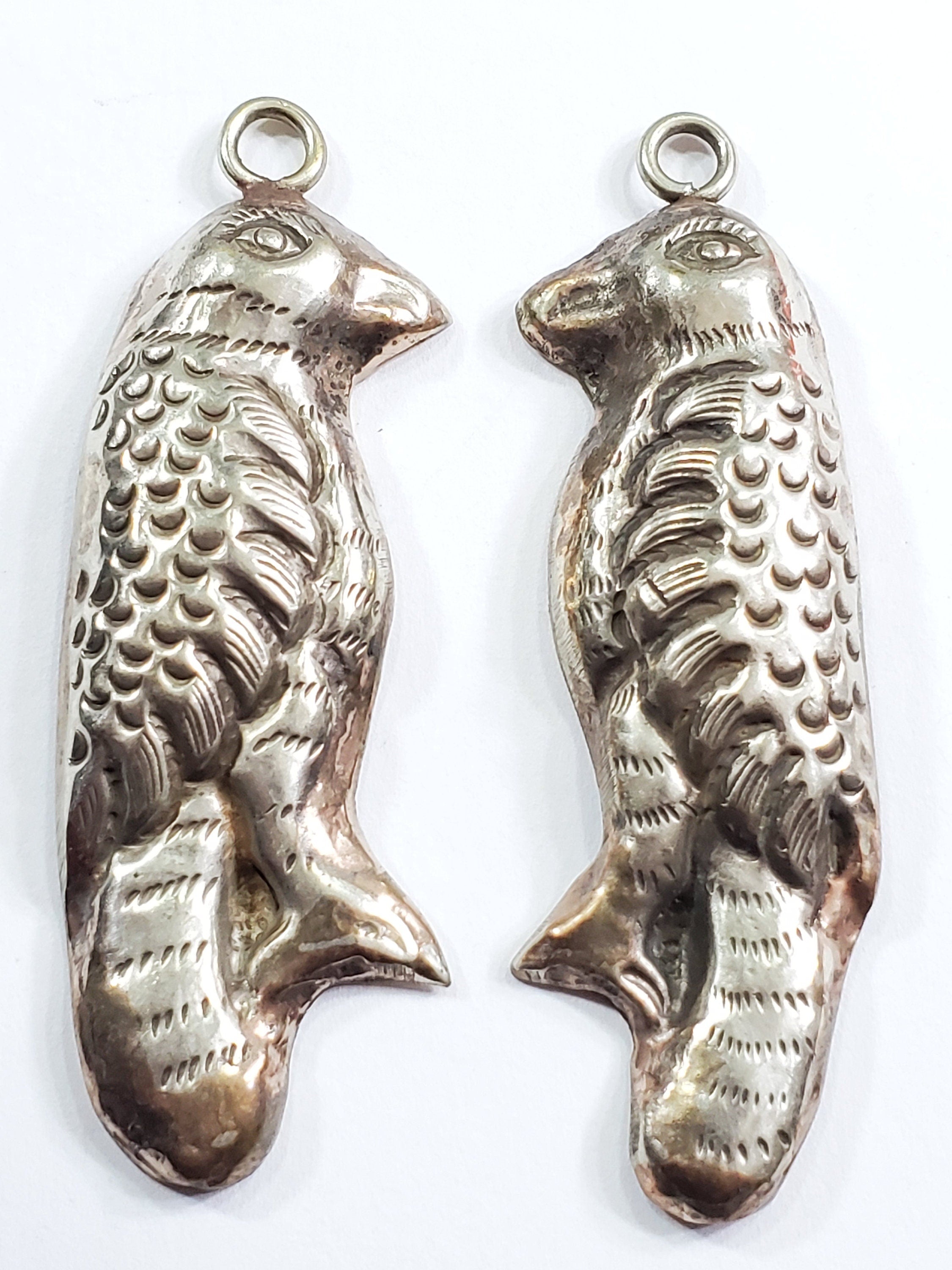 2 pieces 1 pair - Ethnic Tibetan antiqued silver finish lightweight bird shape charm pendants - PM621A