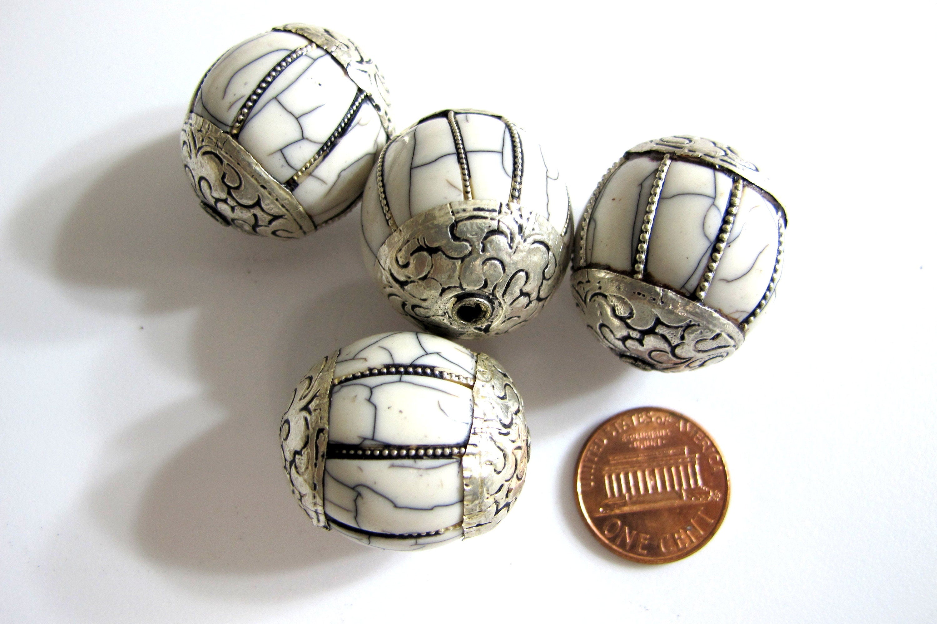 8 Beads - Tibetan bead white cream color crackle resin silver color capped floral design bead Nepal beads big bold size - BD452