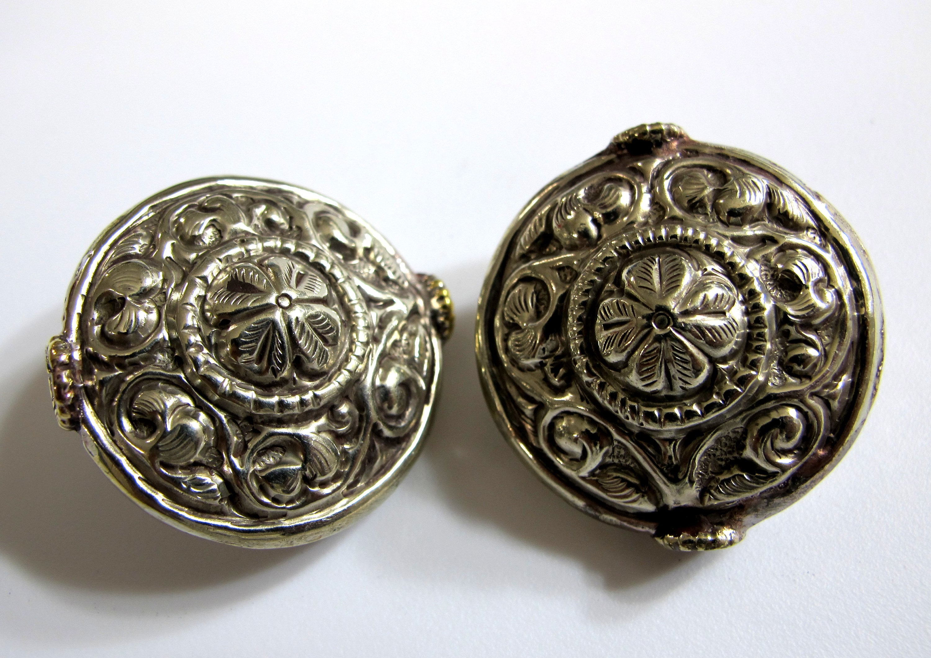 1 Bead - Large size Tibetan antiqued silver color finish repousse flower design focal bead wheel shape bead tibetan beads nepal- BD170