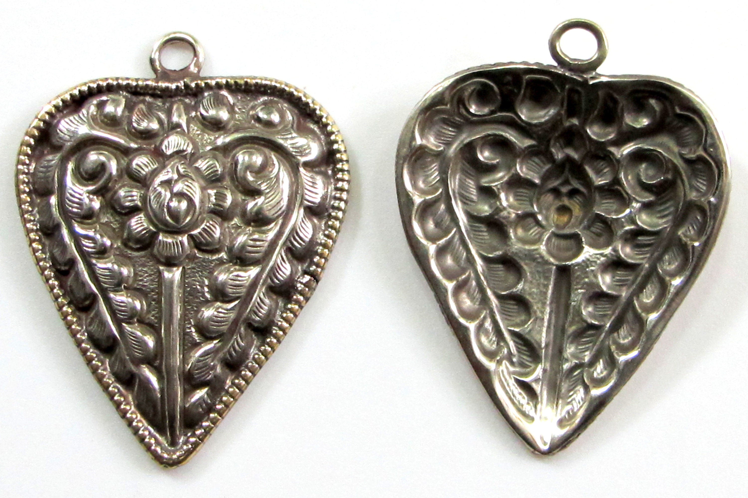 1 tibetan charm pendant - Gorgeous Heart shape Tibetan antiqued silver color finish lotus flower symbol light weight charm Nepal- PM705F