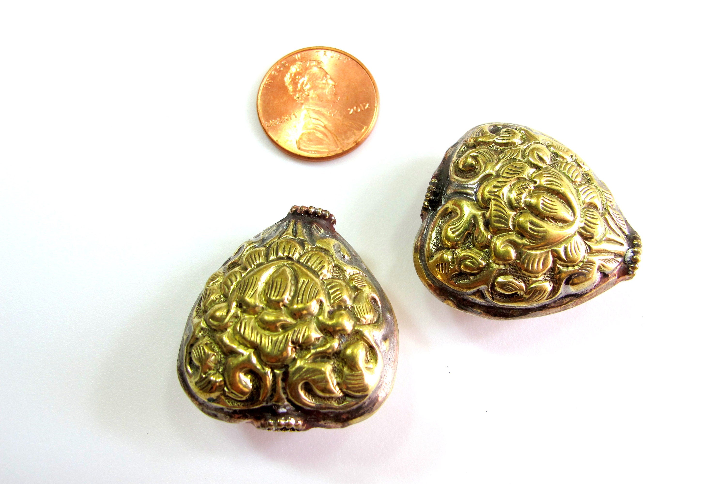 1Bead - Nepal beads Brass beads Tibetan Lotus flower repousse heart shape brass bead antiqued gold color - BD449