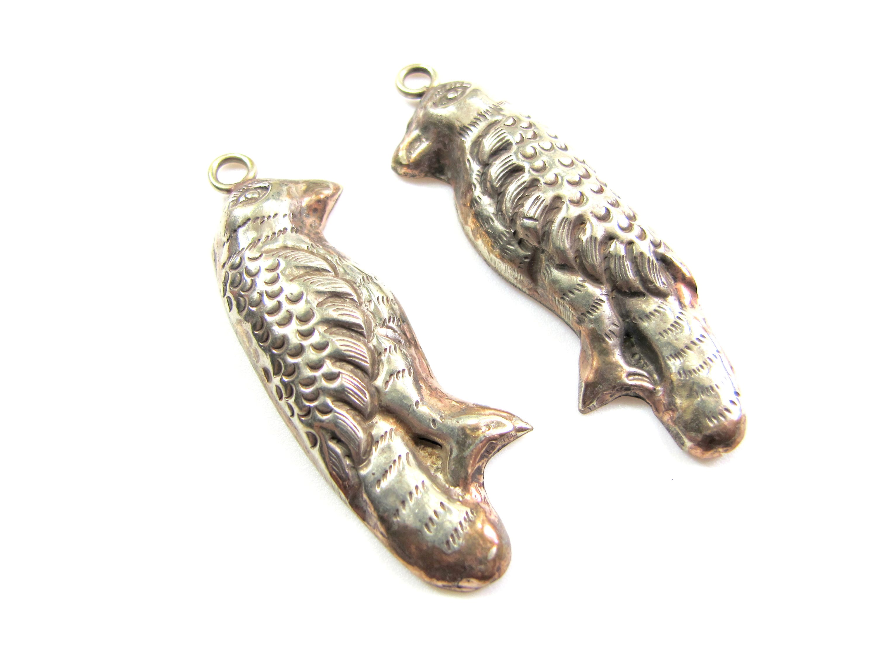 2 pieces 1 pair - Ethnic Tibetan antiqued silver finish lightweight bird shape charm pendants - PM621A