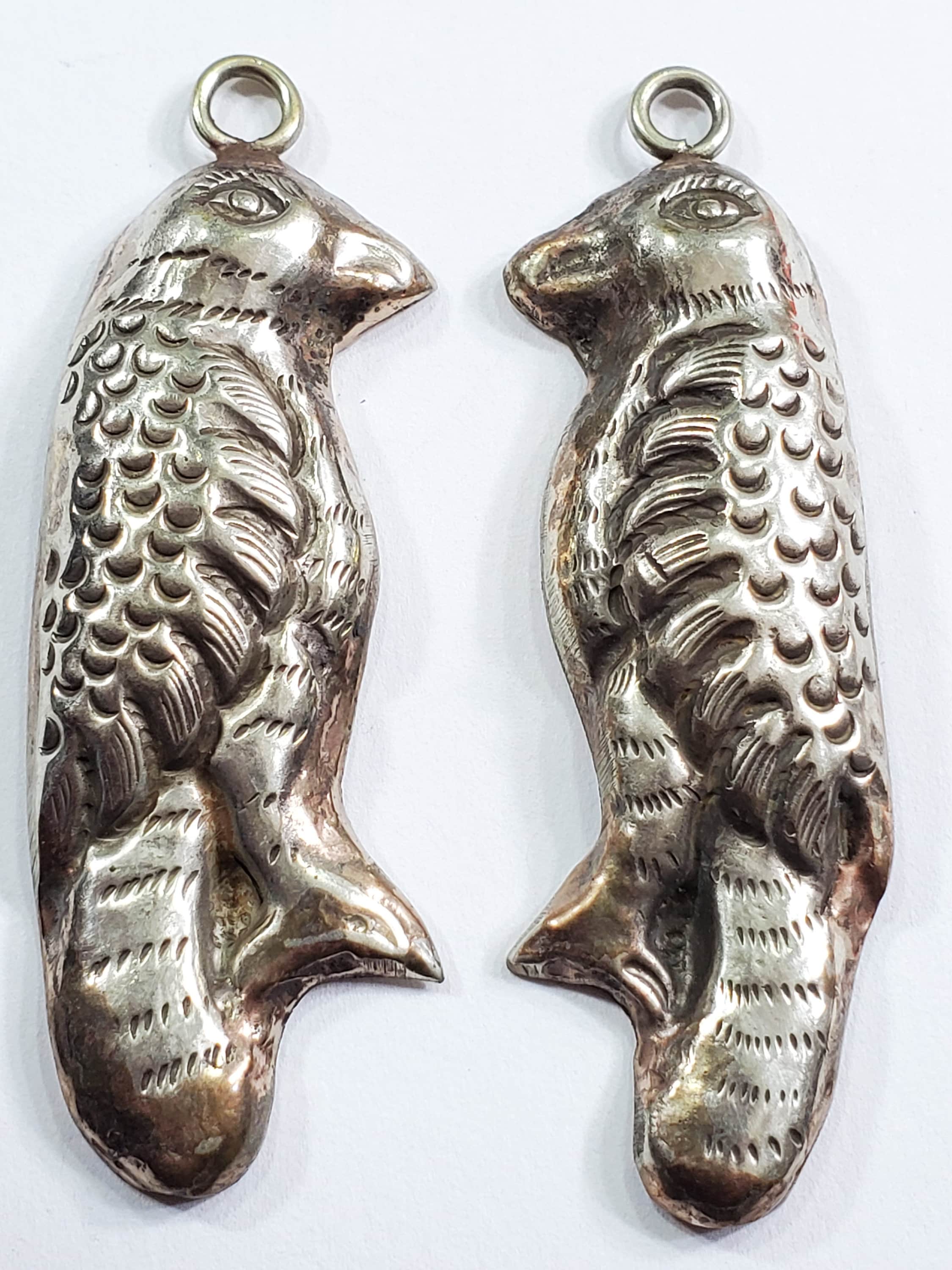 2 pieces 1 pair - Ethnic Tibetan antiqued silver finish lightweight bird shape charm pendants - PM621A