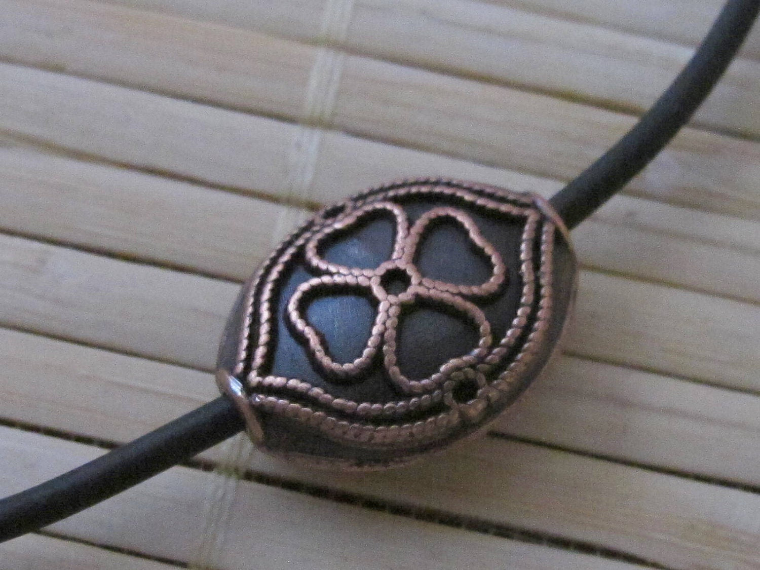 4 beads - Clover design copper tone metal beads BD187