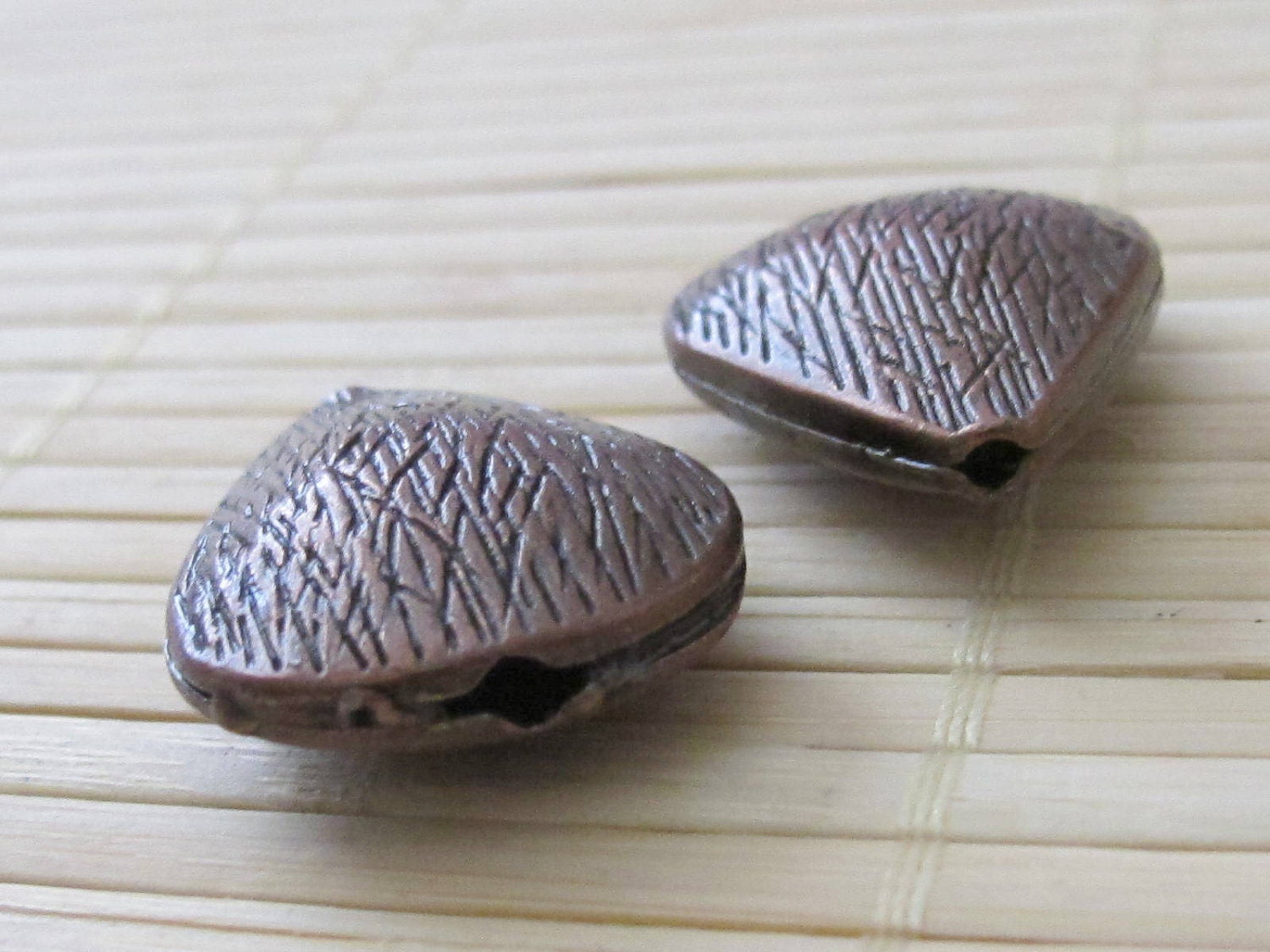 2 pieces - Teardrop shape copper tone beads - BD201