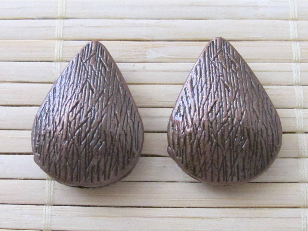 2 pieces - Teardrop shape copper tone beads - BD201