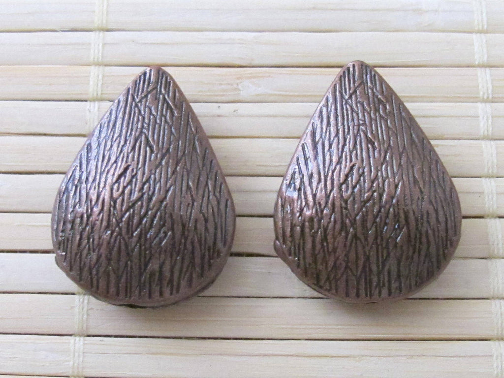 2 pieces - Teardrop shape copper tone beads - BD201