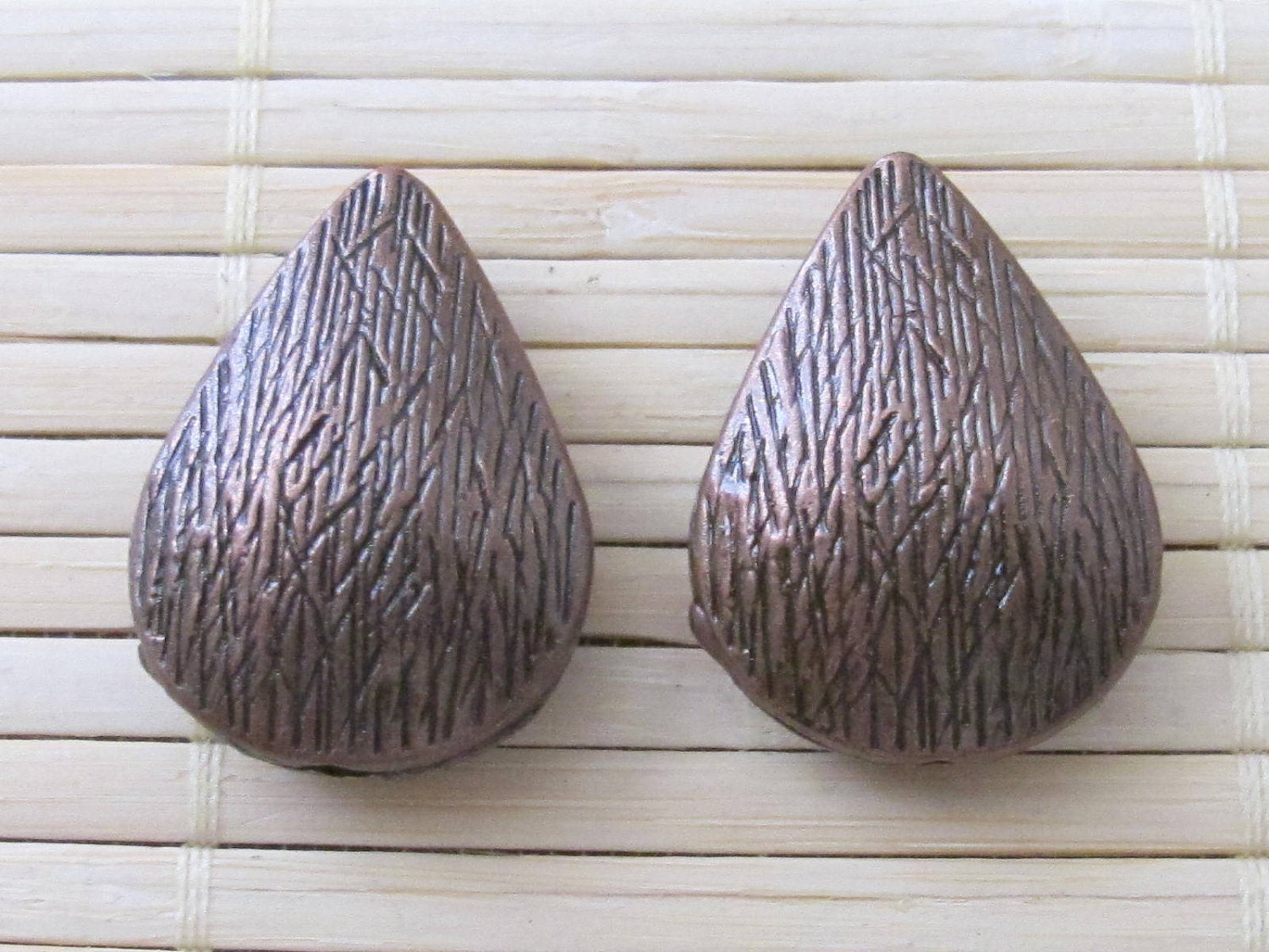 2 pieces - Teardrop shape copper tone beads - BD201