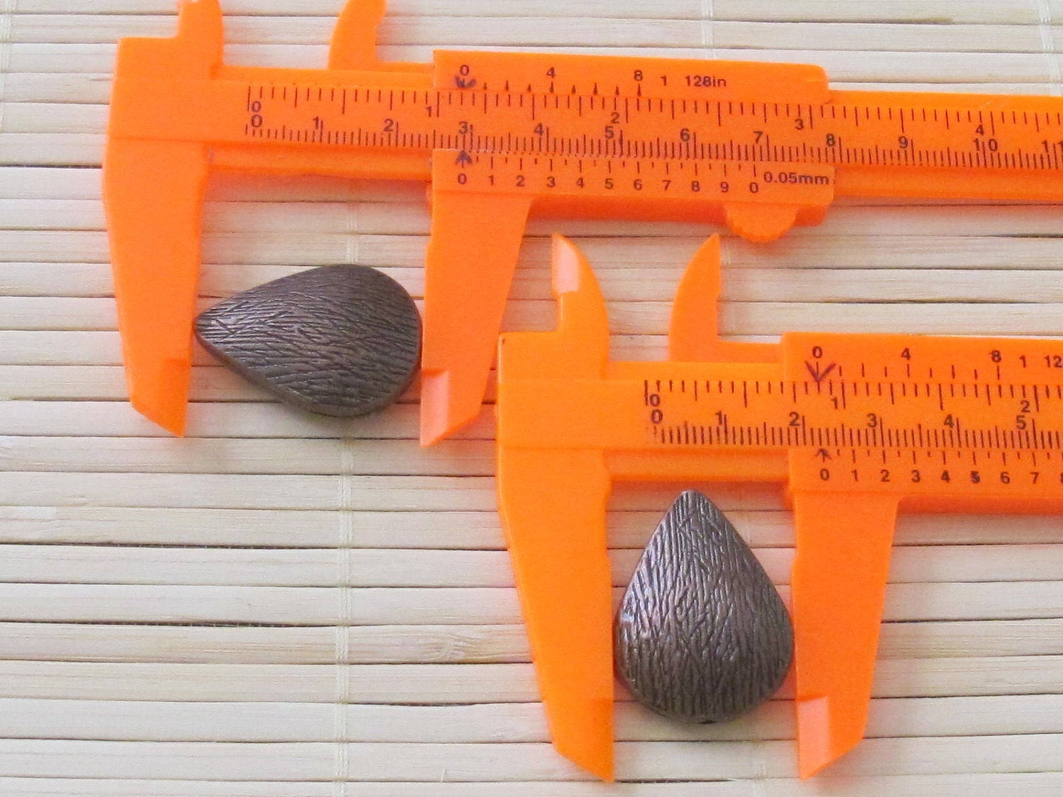 2 pieces - Teardrop shape copper tone beads - BD201
