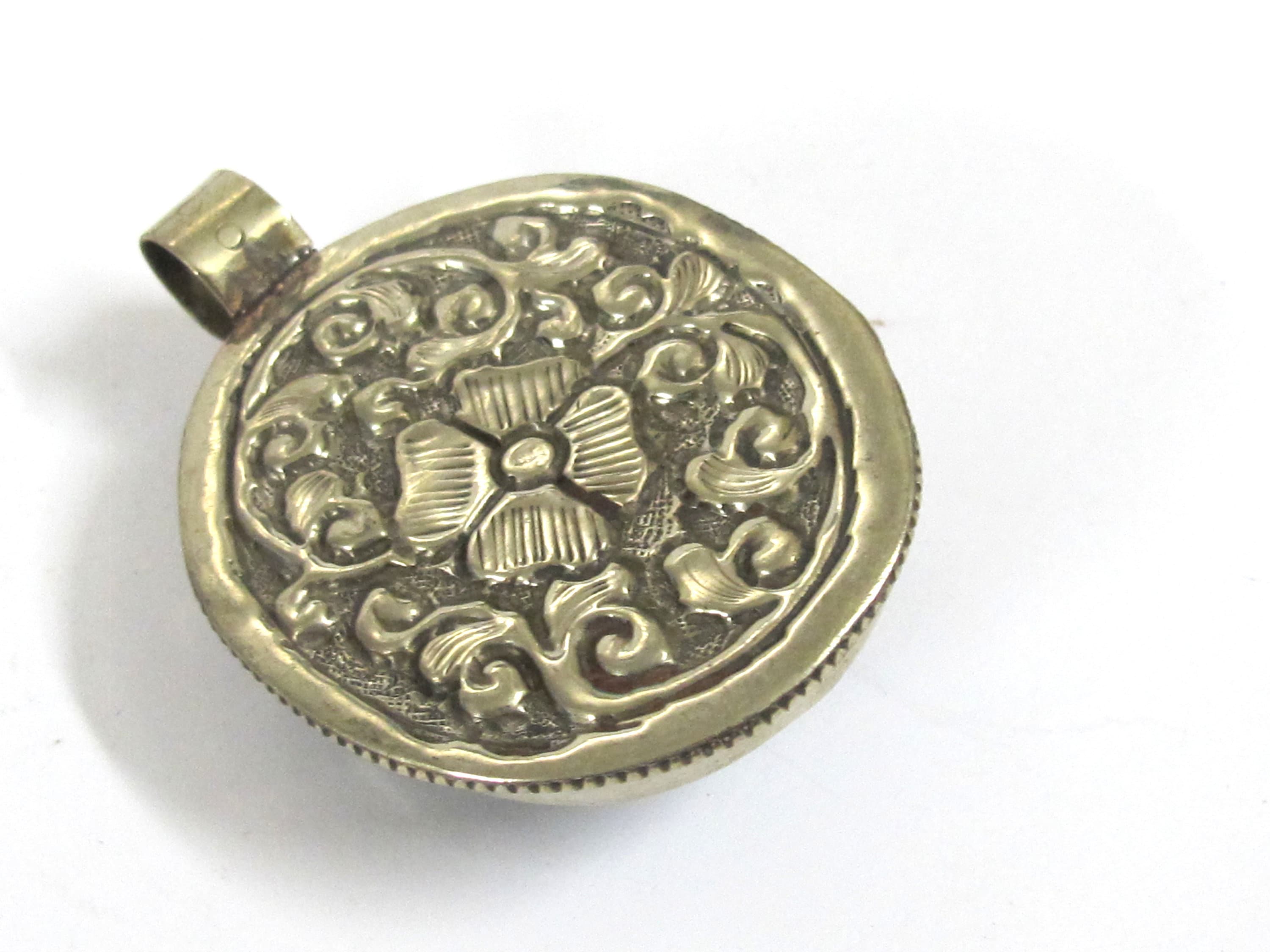 1 Pendant - Tibetan Nepal Labradorite gemstone pendant with flower carving on other side - PM599G