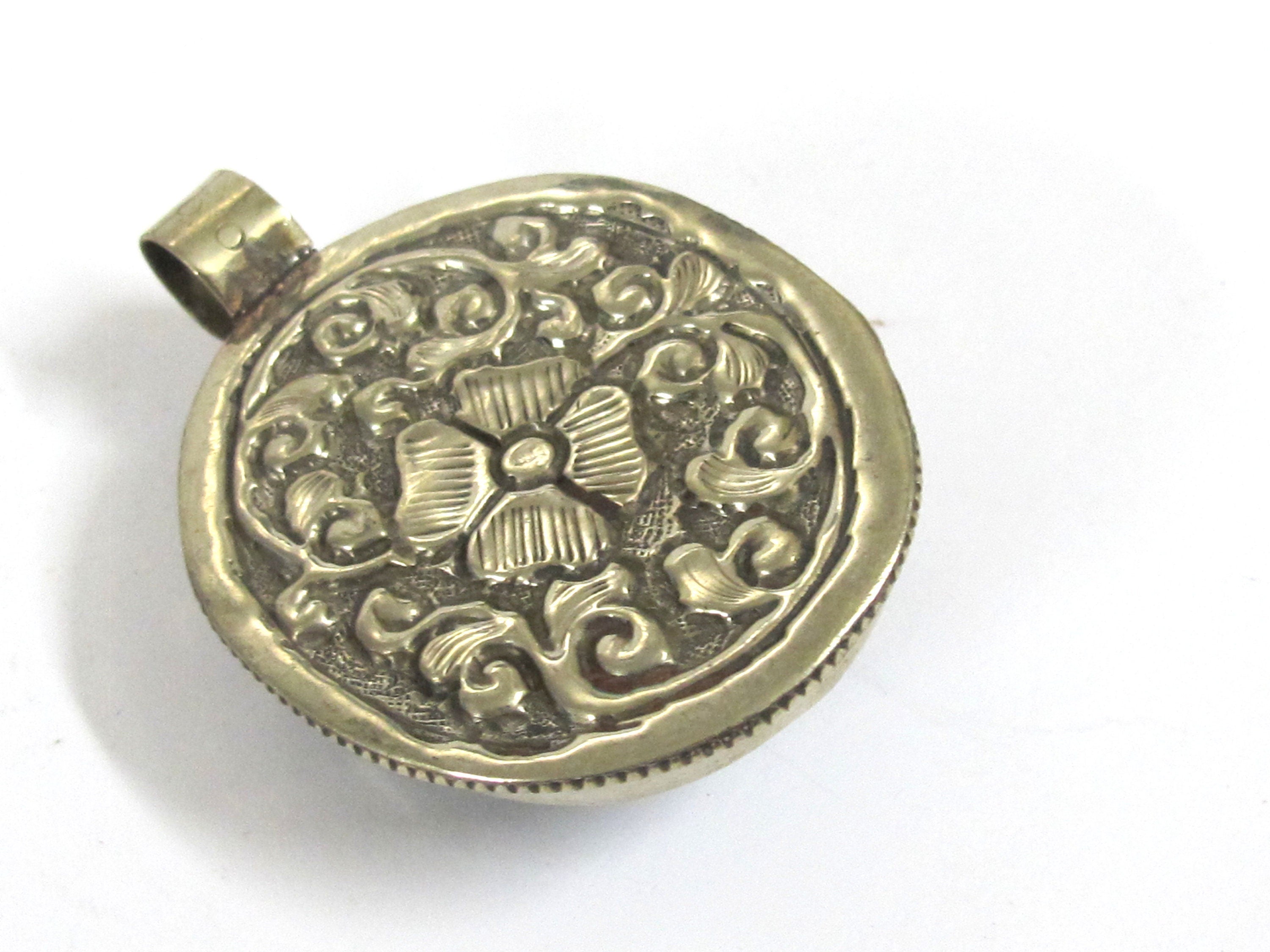 1 Pendant - Tibetan Nepal Labradorite gemstone pendant with flower carving on other side - PM599G