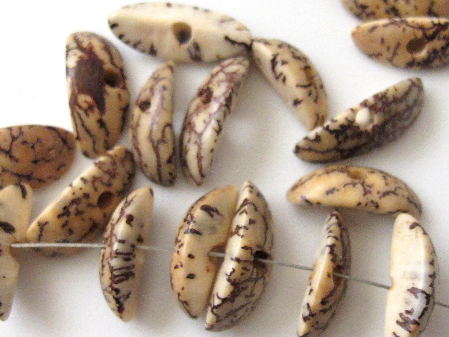 20 BEADS - Natural salwag palmwood seed beads banana shape - BD123