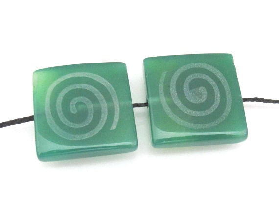 Green agate - etched Tibetan spiral swirl bead - 25 mm - 2 beads - GM016b