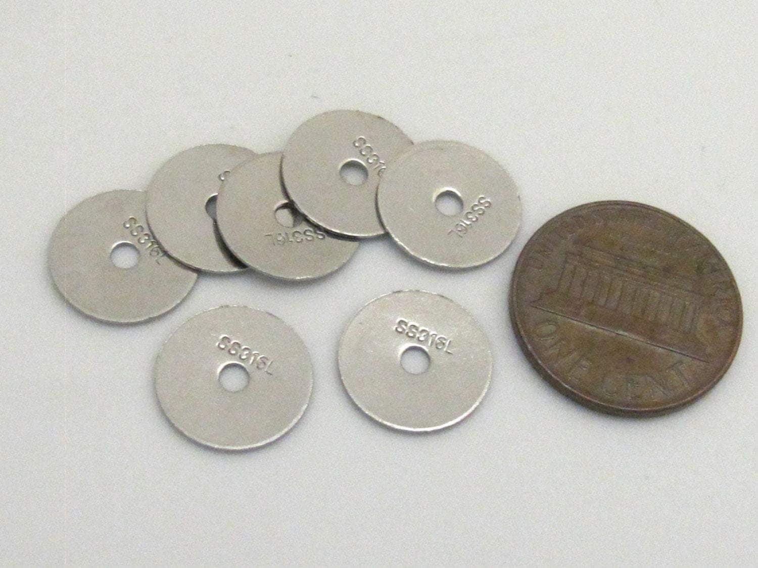 10 Beads - 316L stamped Stainless steel donut disc beads - BD645