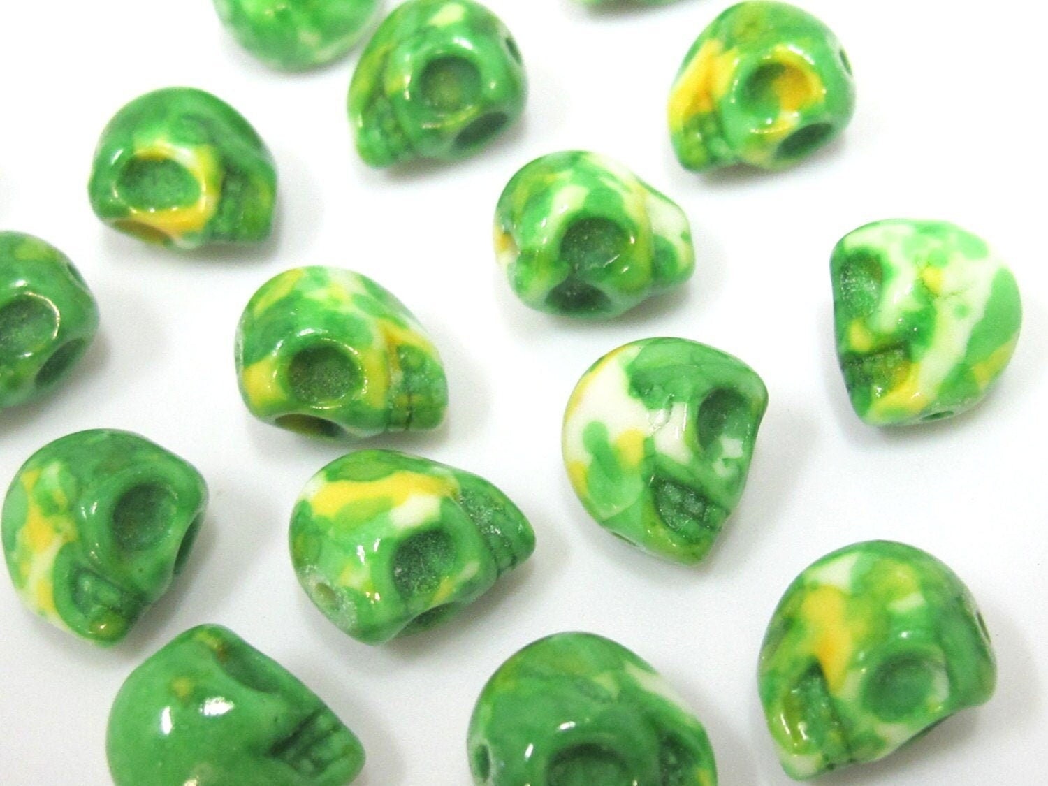 4 Beads - Green color dyed jade small skull beads - GM374A