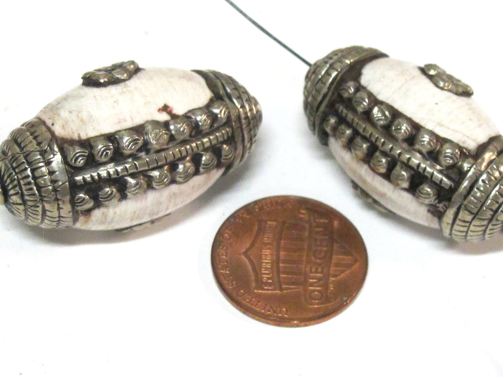 1 Bead - Large and Thick Tribal naga conch shell silver capped floral design focal bead from Nepal - CH040B