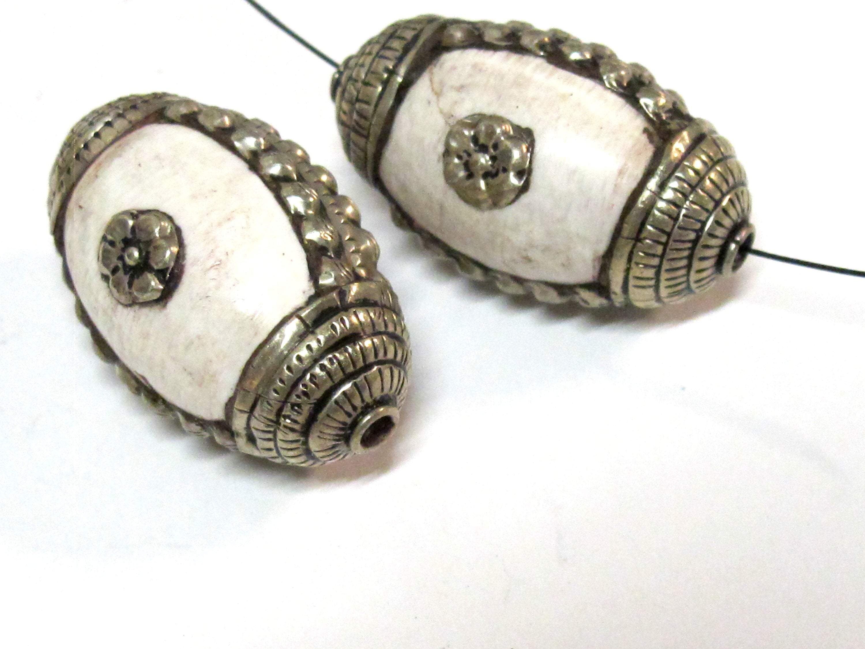 1 Bead - Large and Thick Tribal naga conch shell silver capped floral design focal bead from Nepal - CH040B