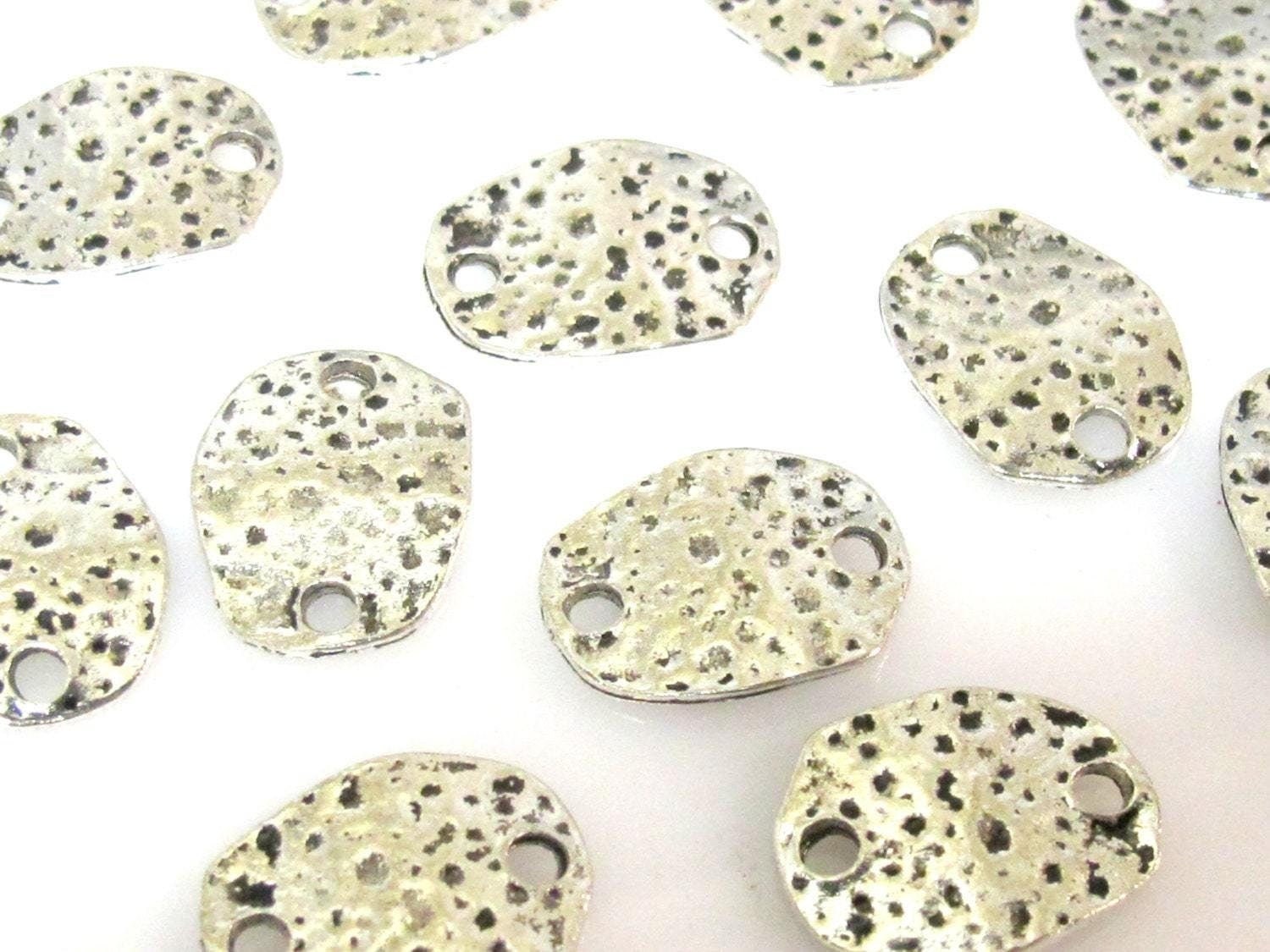 8 Beads - Oval disc shape antiqued silver tone connector beads 20 mm x 15 mm - BD940