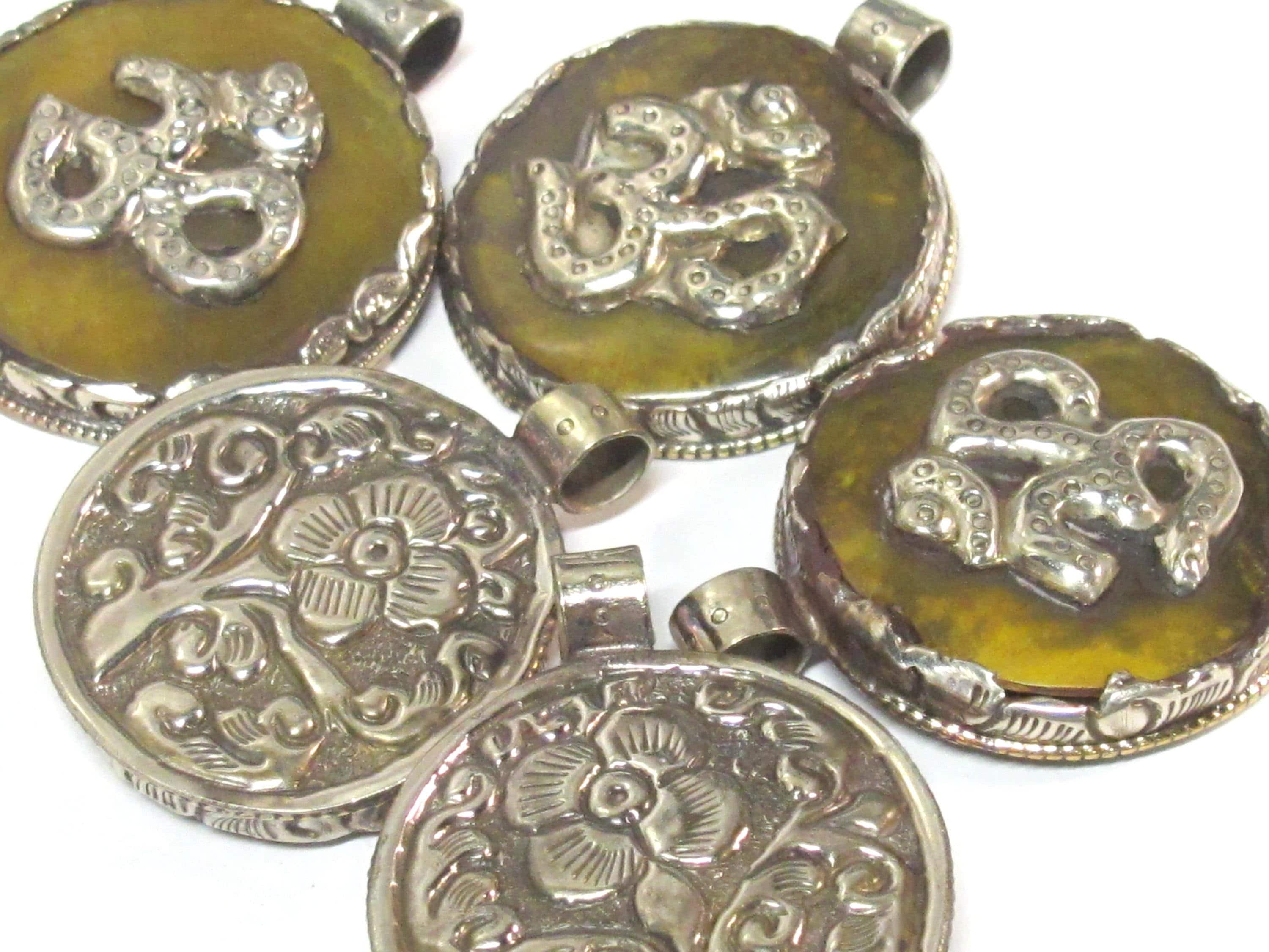 1 Pendant - Tibetan honey copal resin Om mantra pendant with reverse flower design filigree - PM292H