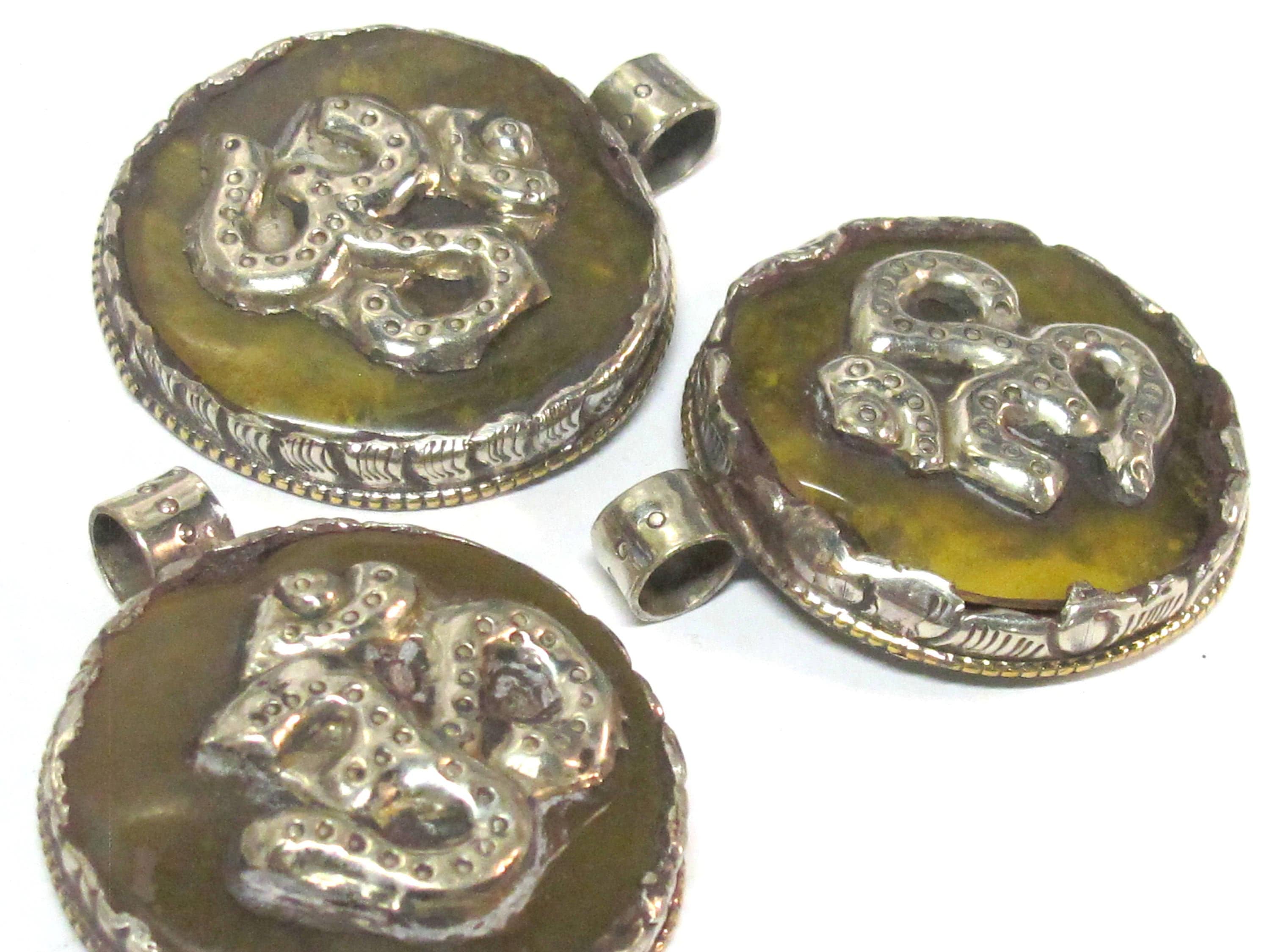 1 Pendant - Tibetan honey copal resin Om mantra pendant with reverse flower design filigree - PM292H