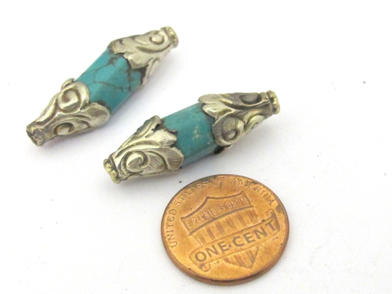 1 BEAD - Tibetan silver floral design capped turquoise bead - BD849