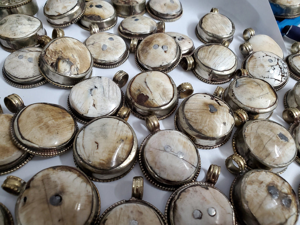 Rustic crude finish 1 pendant - Tibetan silver encased naga conch shell tribal pendant with carving on reverse side - PM530