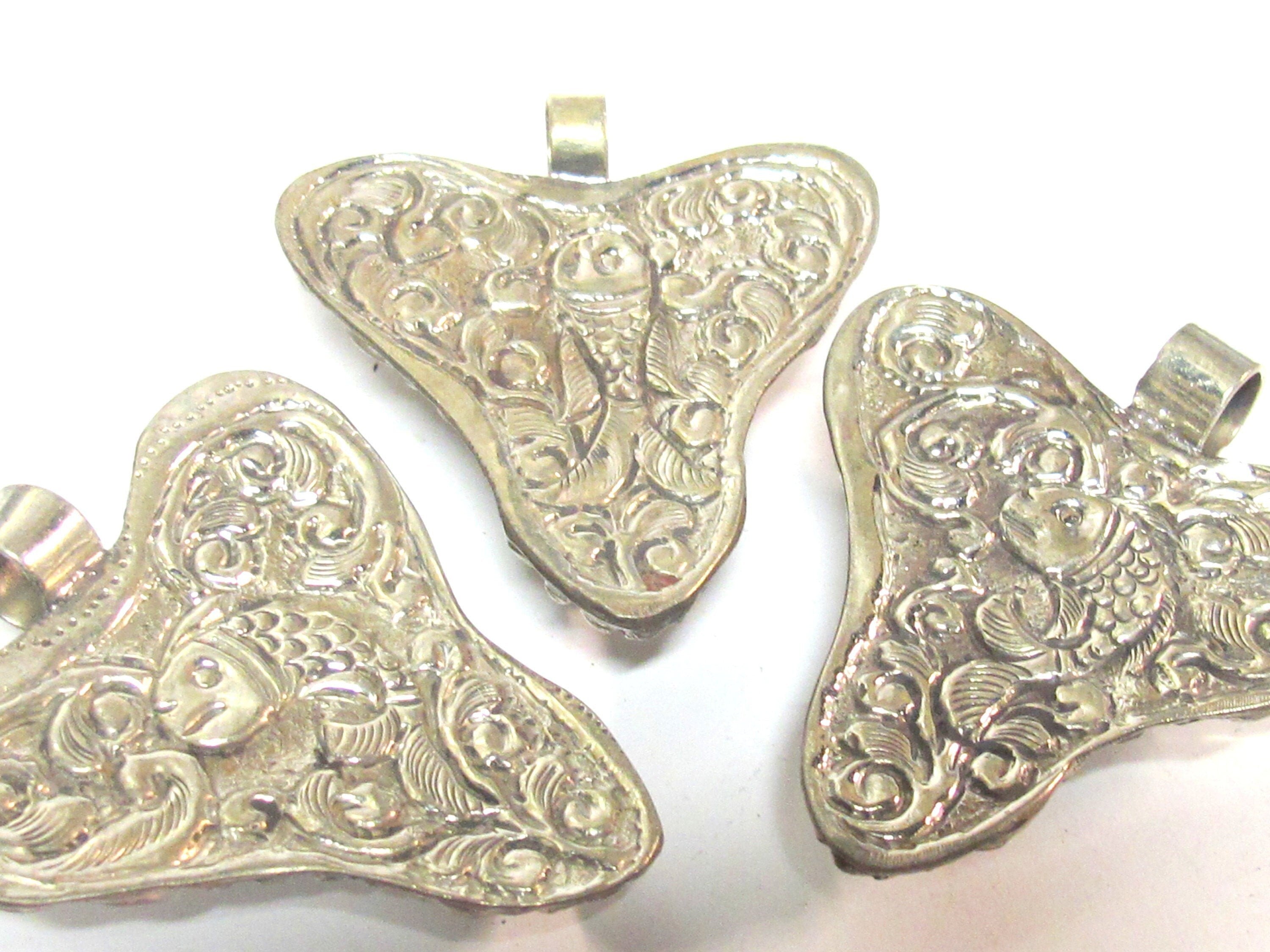 1 Pendant - Ethnic Tibetan triangular arrowhead shape coral inlaid pendant from Nepal with floral fish carving on reverse side - PM585B