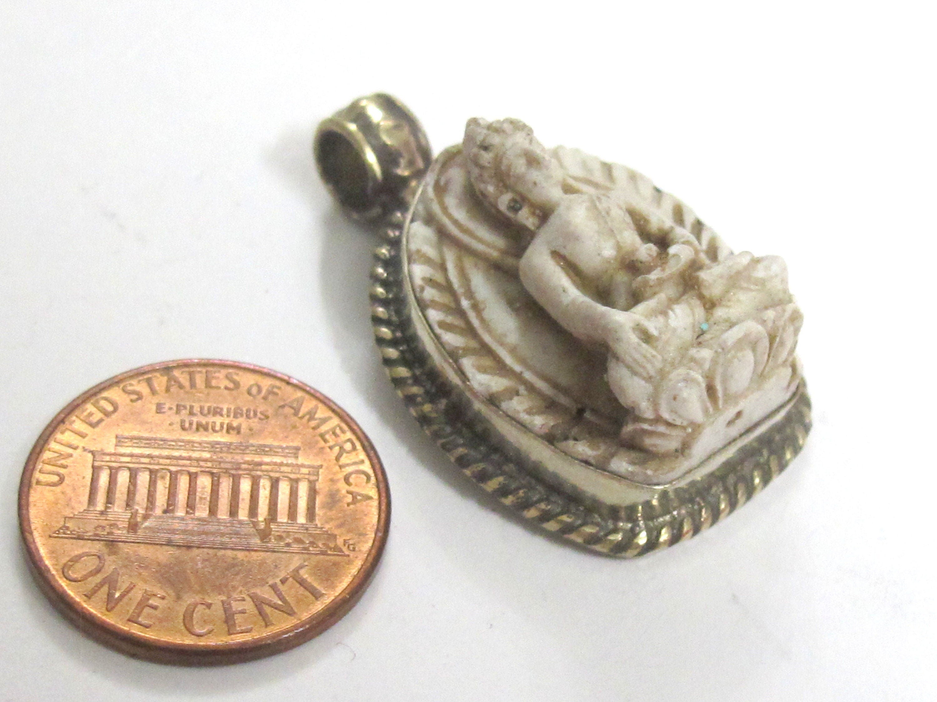 Small size cream color Tibetan Buddha pendant from Nepal - 1 pendant - PS005C