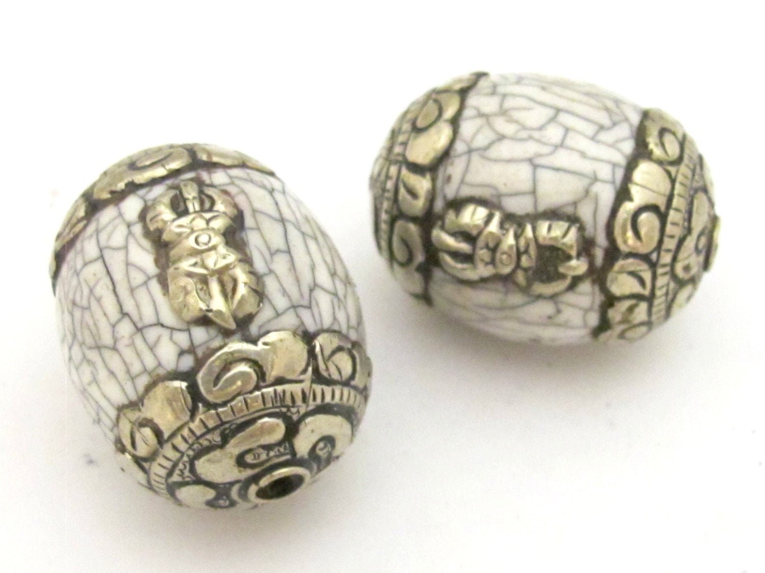 1 bead - Large Tibetan white crackle resin capped bead with tibetan silver dorje vajra symbol - BD724