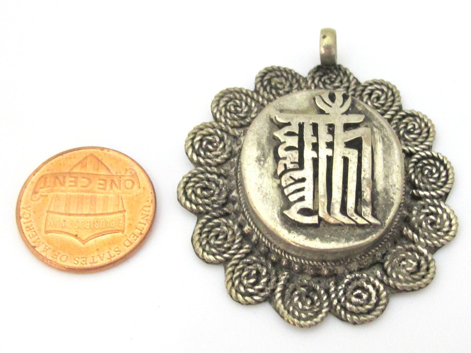 1 Pendant - Tibetan silver kalachakra mantra spiral filigree pendant from Nepal - CP108