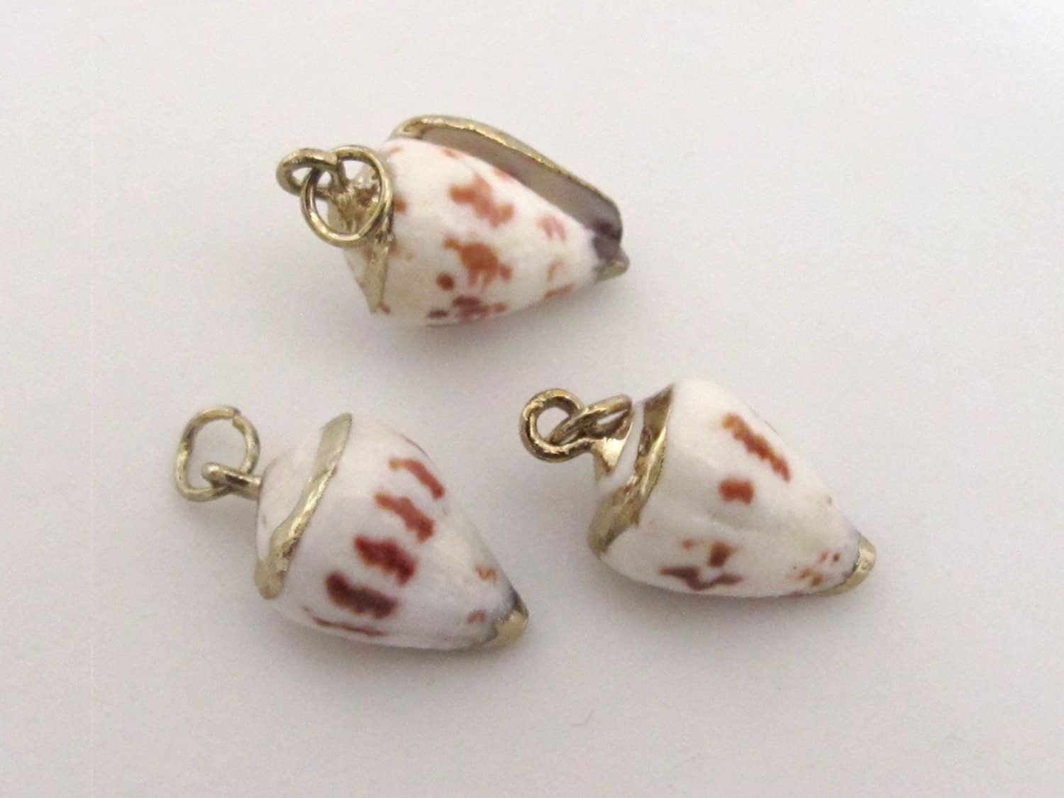 1 Pendant - Gold plated Small size spotted cone shell charm pendants - SP038
