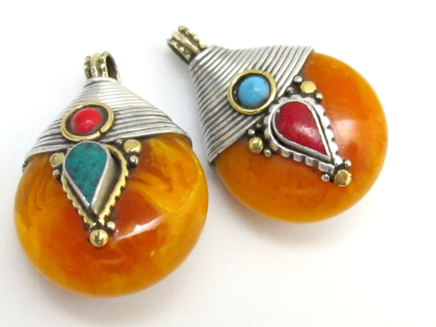 1 Pendant - Reversible Tibetan silver copal resin pendant with coiled wire bail design - PM260