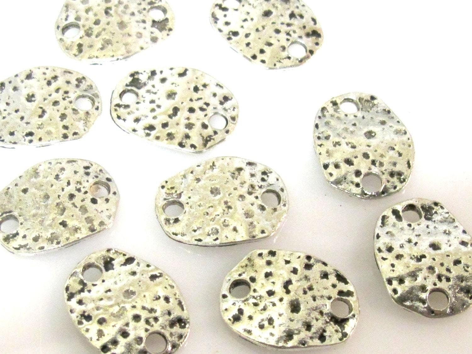 8 Beads - Oval disc shape antiqued silver tone connector beads 20 mm x 15 mm - BD940