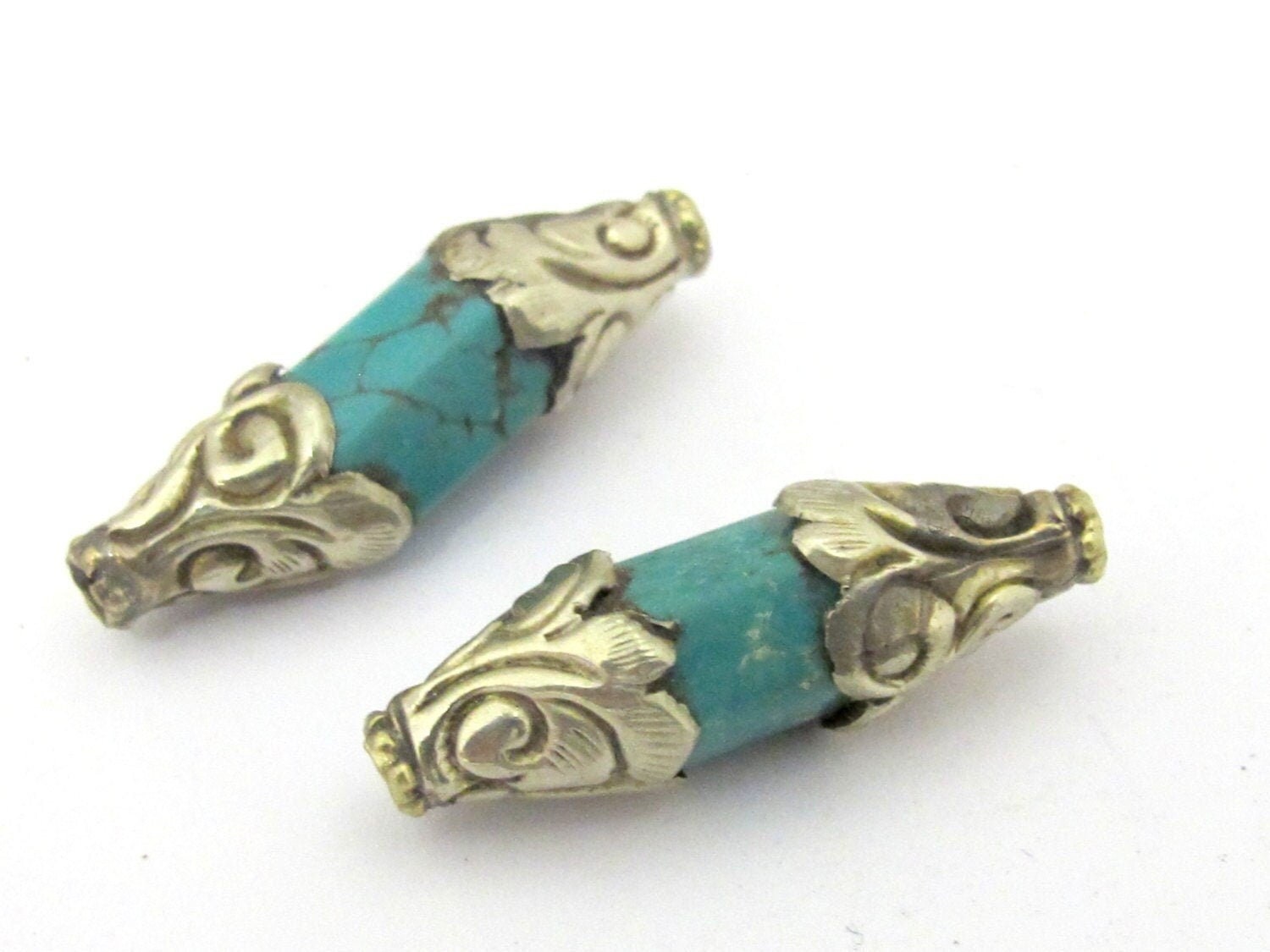1 BEAD - Tibetan silver floral design capped turquoise bead - BD849