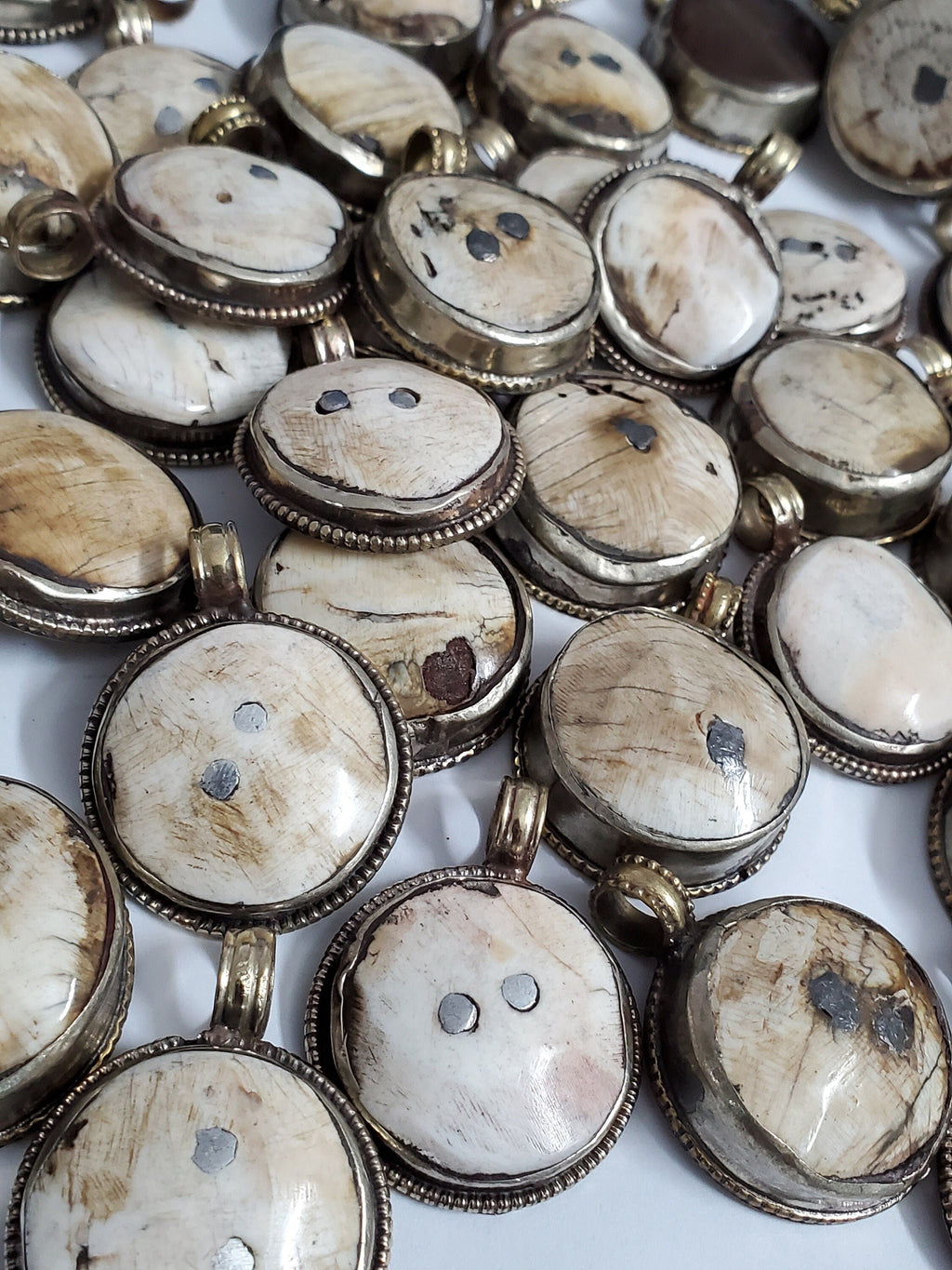 Rustic crude finish 1 pendant - Tibetan silver encased naga conch shell tribal pendant with carving on reverse side - PM530